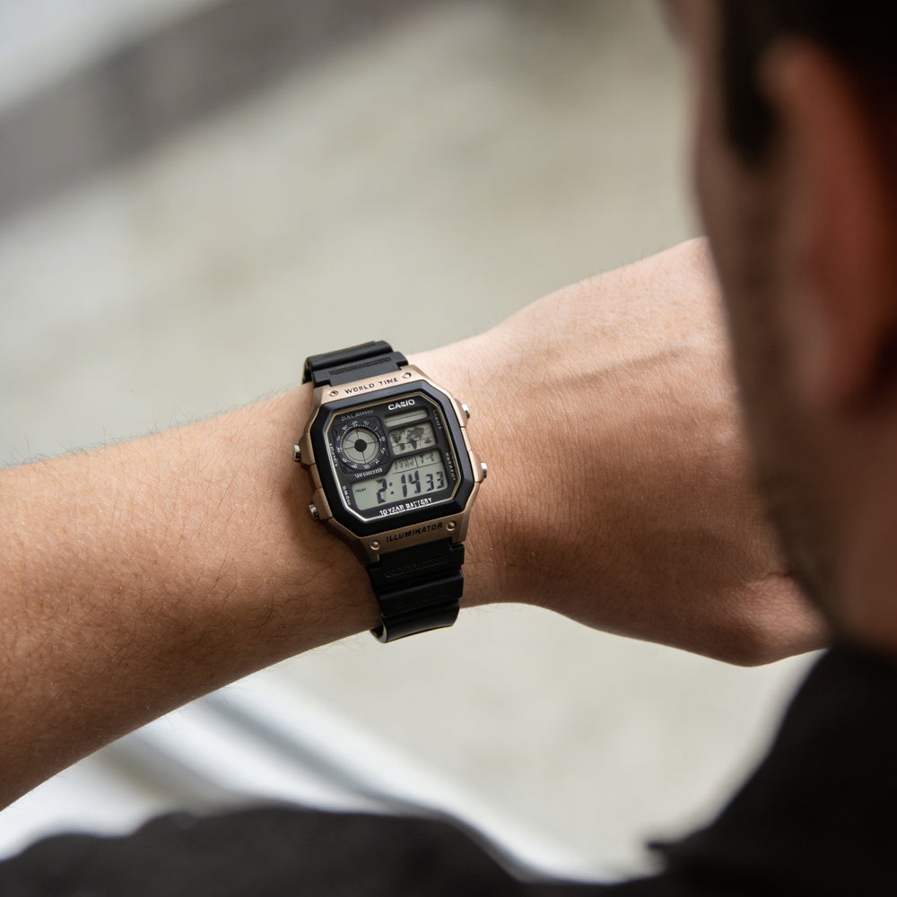 Reloj Casio AE-1200WH-5AVCF para hombre, multifunción, color negro y dorado, con pantalla digital, resistente al agua, 39,5 mm