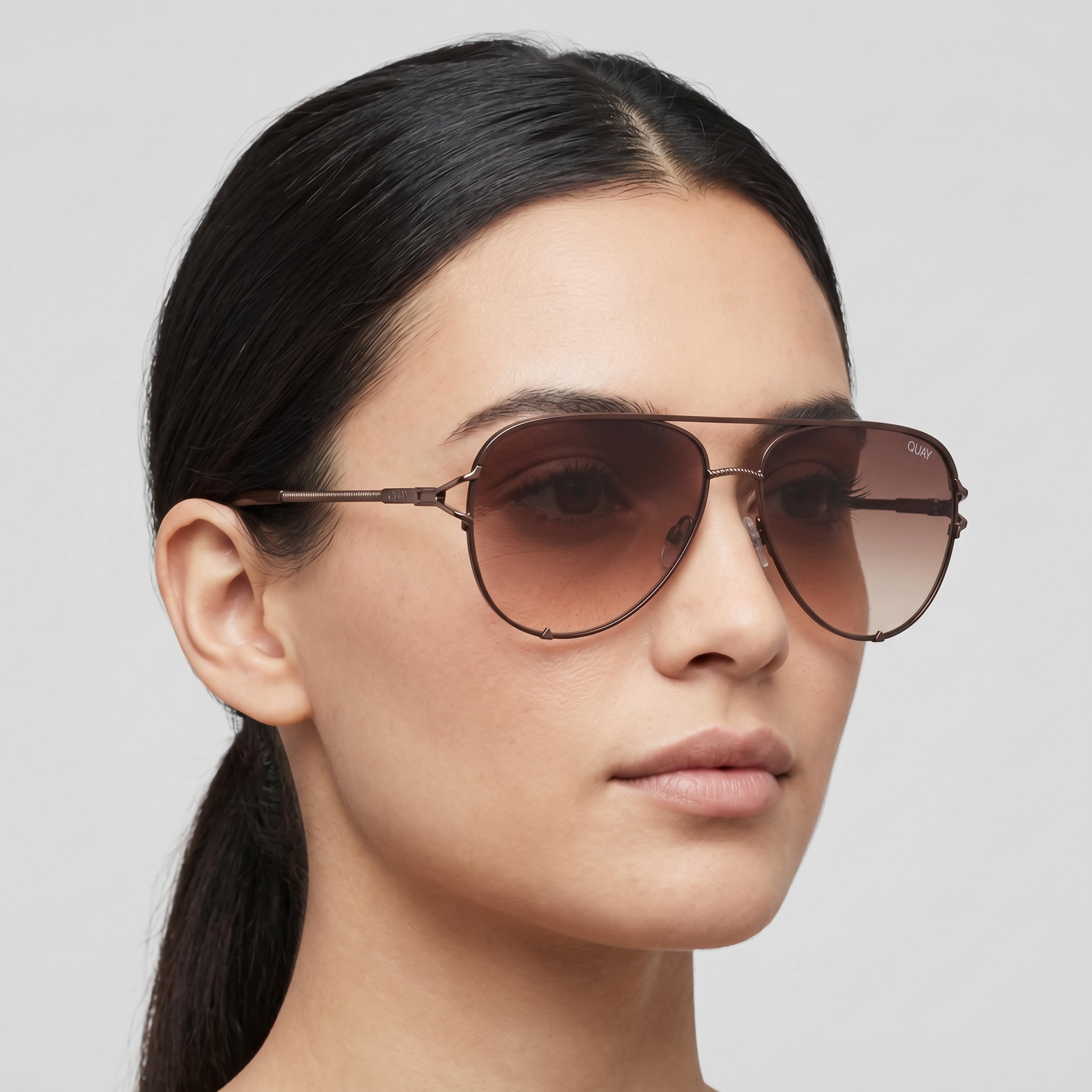 Gafas de sol para mujer QUAY AUSTRALIA High Key Twist, de plástico color marrón chocolate y ocre, sin polarizar, con protección UV, 51 mm, Photo 5
