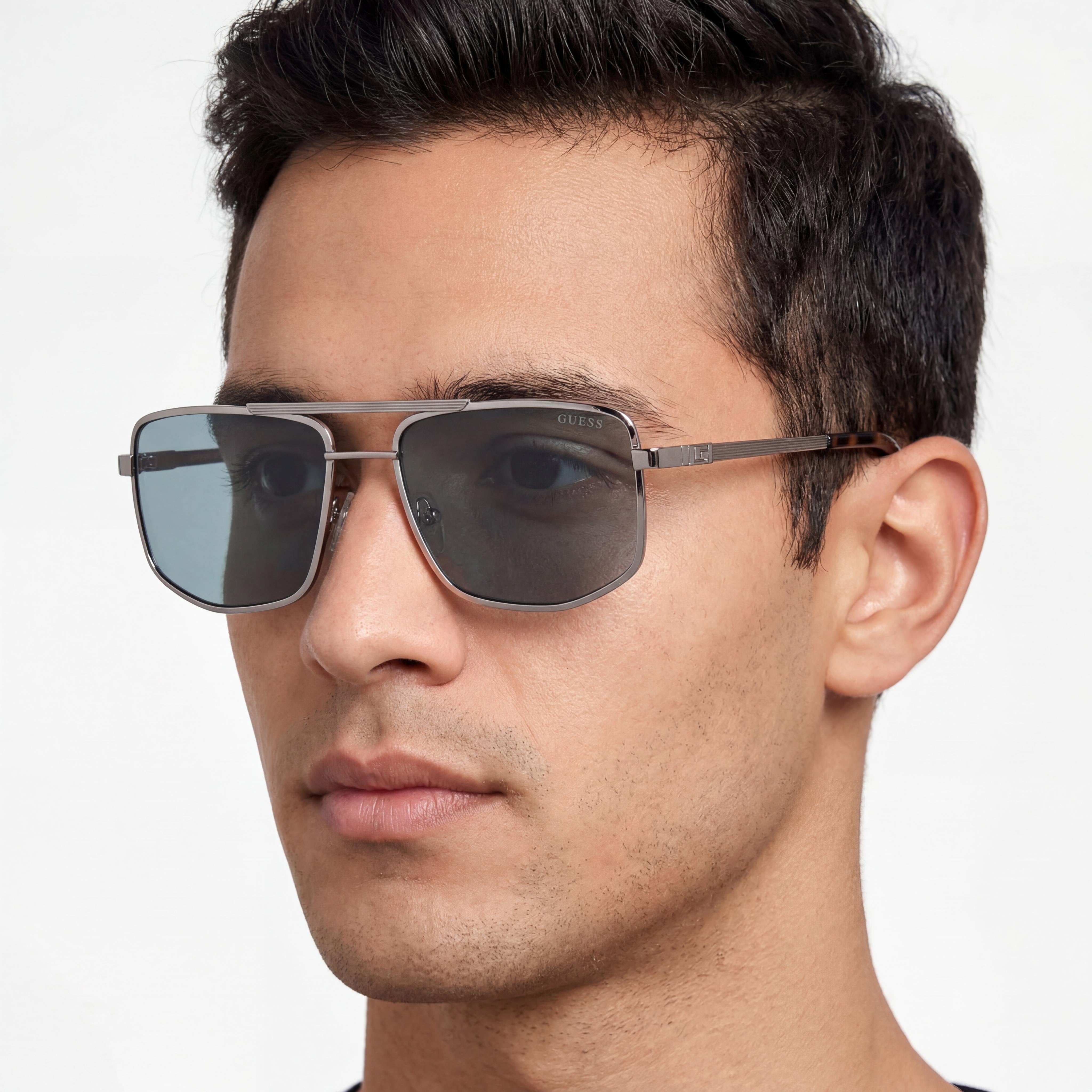 GUESS GU00208 Gafas Unisex con Montura Metálica Gunmetal con Lentes Plateadas, Protección UV, Lente de 57mm, Puente de 18mm, Patillas de 145mm, Photo 4