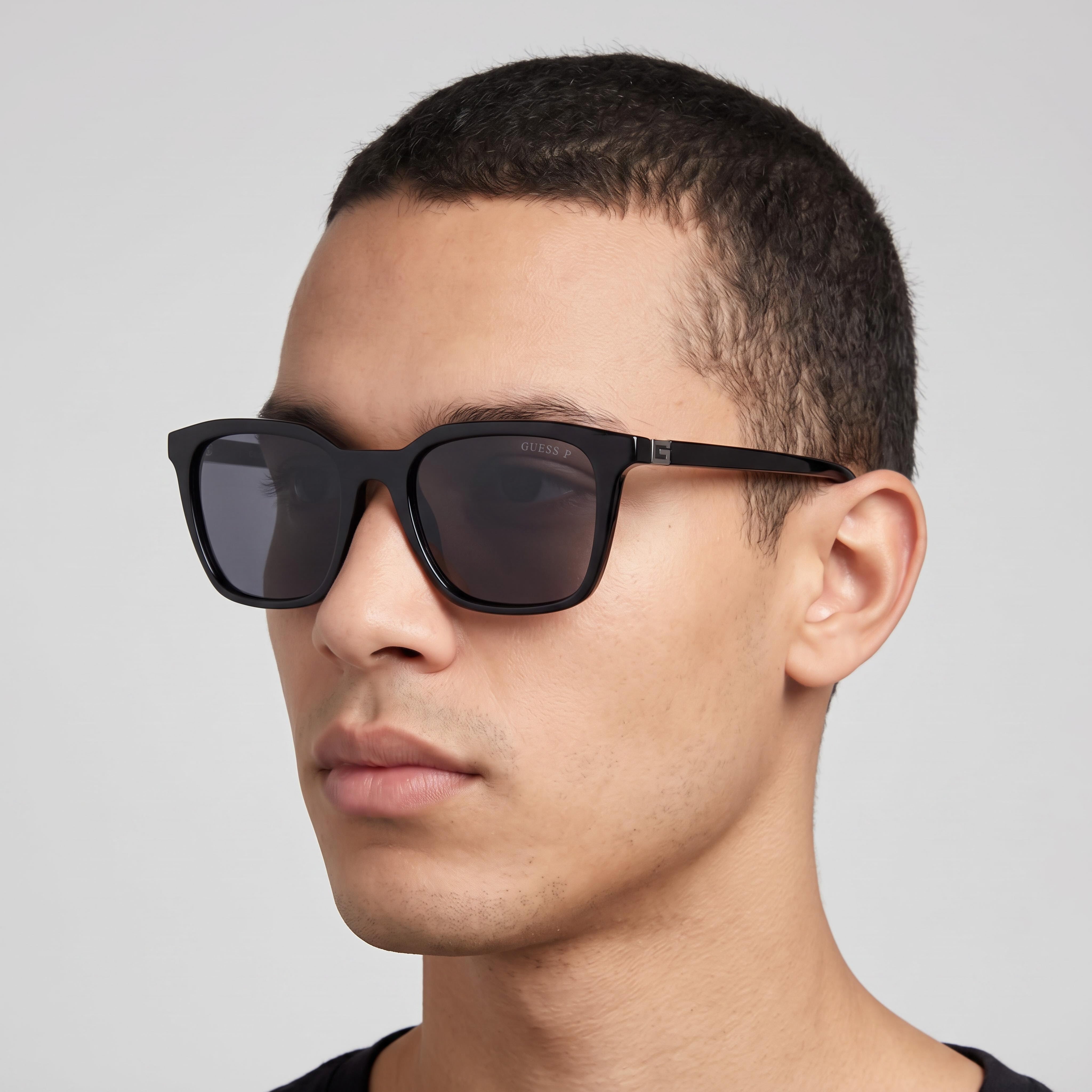 GUESS Gu00170 Gafas de sol unisex, montura inyectada negra brillante, cristales ahumados no polarizados con protección UV 400 de 53mm, Photo 5