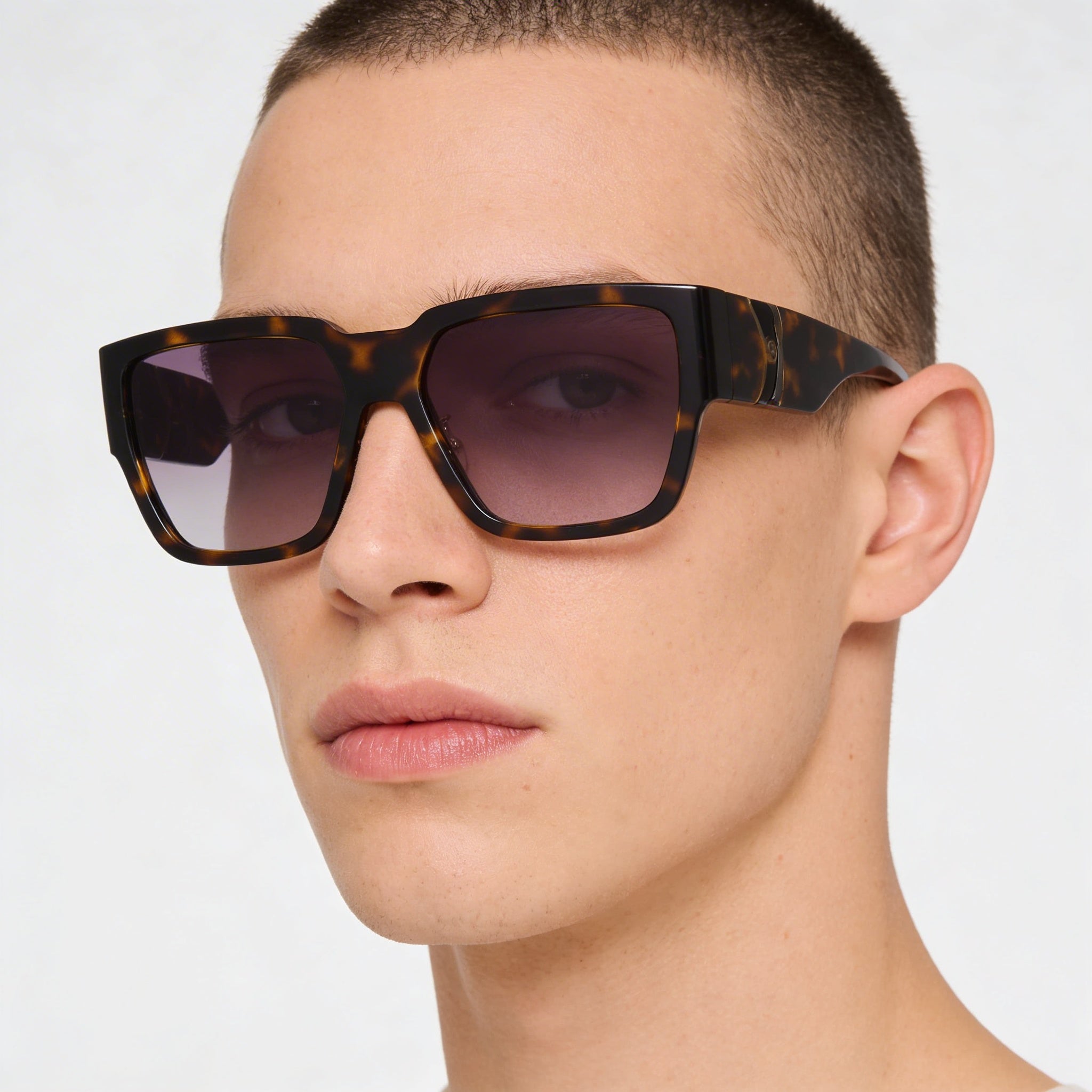 Versace Classic Unisex Sunglasses: Tortoise Injected Frame, Polarized Grey Gradient Polycarbonate Lenses 57mm, Photo 3