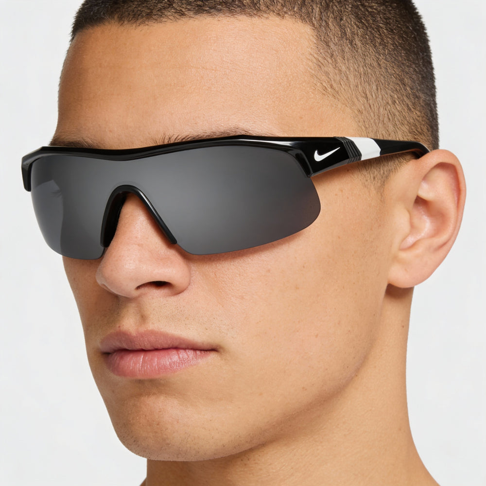 Gafas de sol Nike para hombre, montura de plástico negra con destellos plateados, lentes plateadas con protección UV 100 %, 58 mm