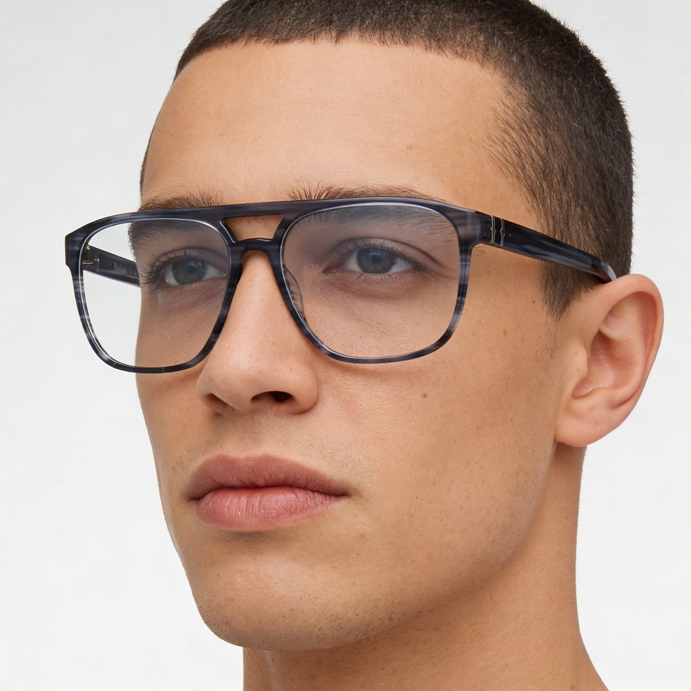 Gafas Timberland TB50033 para hombre con montura de cuerno azul, lentes de 62 mm, puente de 17 mm y patillas de 150 mm.