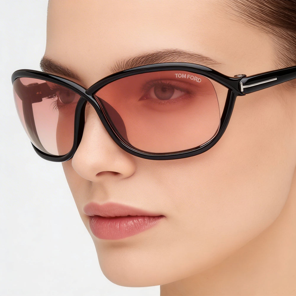Gafas de sol Tom Ford Sports Collection para mujer con montura multicolor, protección UV y lentes no polarizadas para uso deportivo.
