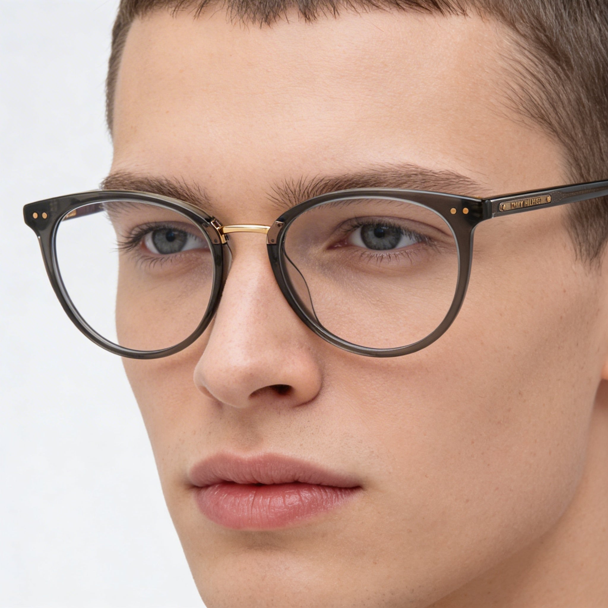 Gafas unisex clásicas Tommy Hilfiger con montura de magnesio gris, ancho de lente de 50 mm, puente de 18 mm, largo de patilla de 145 mm, Photo 4