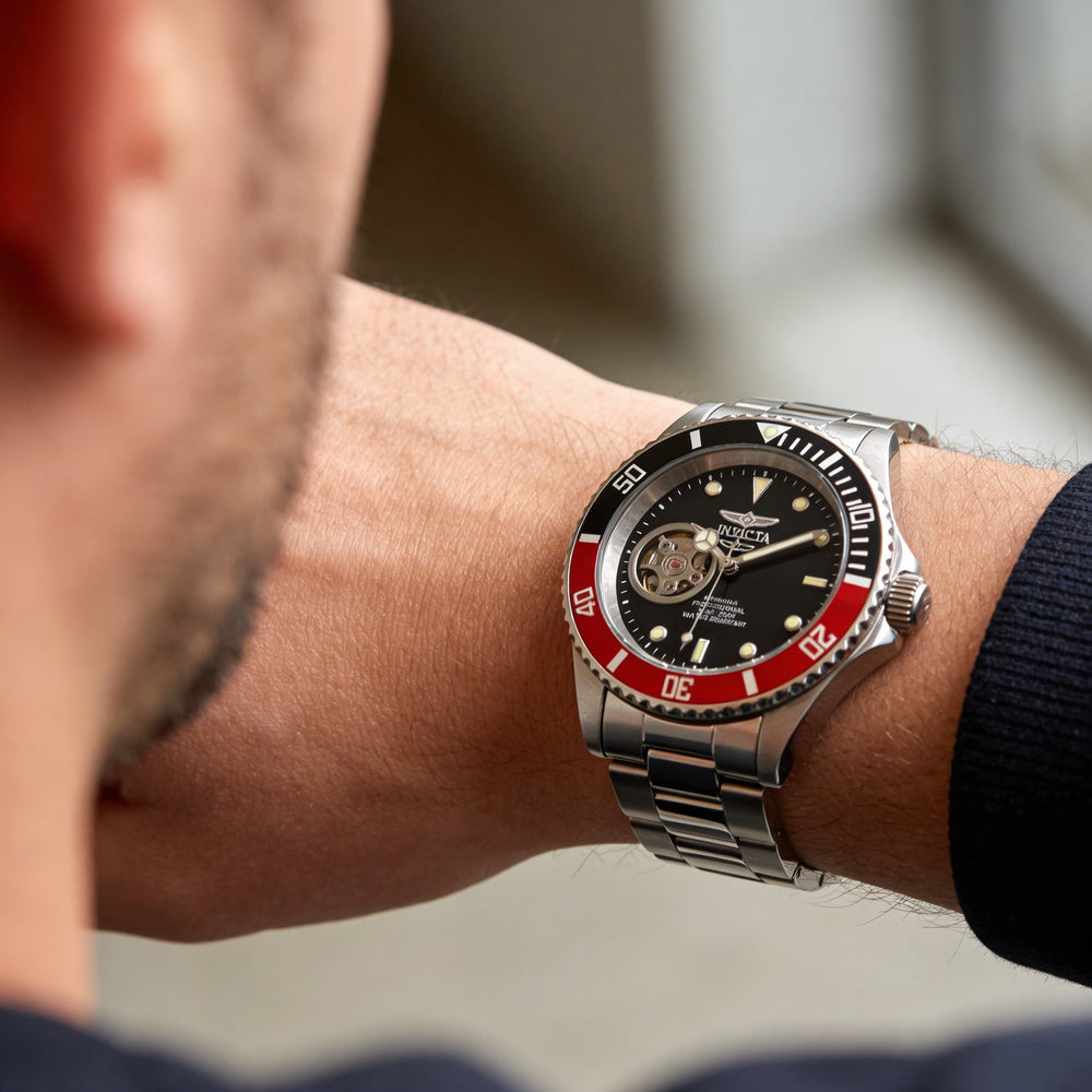 Reloj automático de buceo Invicta para hombre, de acero inoxidable, de 40 mm, caja plateada, movimiento japonés, esfera luminosa y corona atornillada.