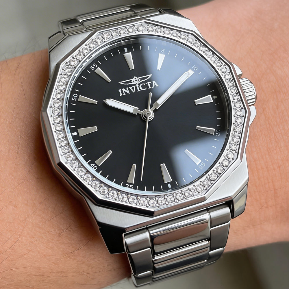 Reloj unisex Invicta Speedway 49111 de cuarzo con pulsera de acero inoxidable en tono plateado y esfera negra de 34 mm.