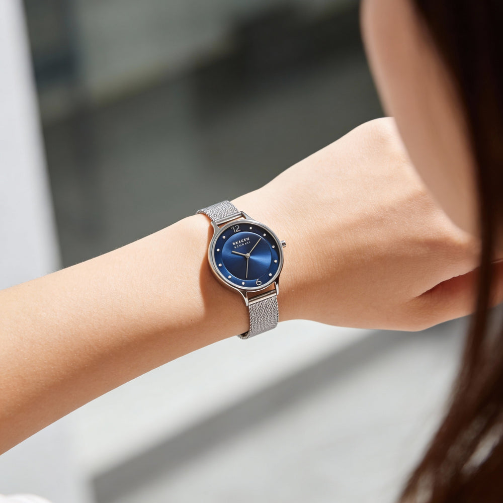 SKAGEN DENMARK Reloj analógico de cuarzo Anita Lille para mujer, de acero inoxidable, con esfera azul y malla plateada, segundero y resistente al agua hasta 30 m.