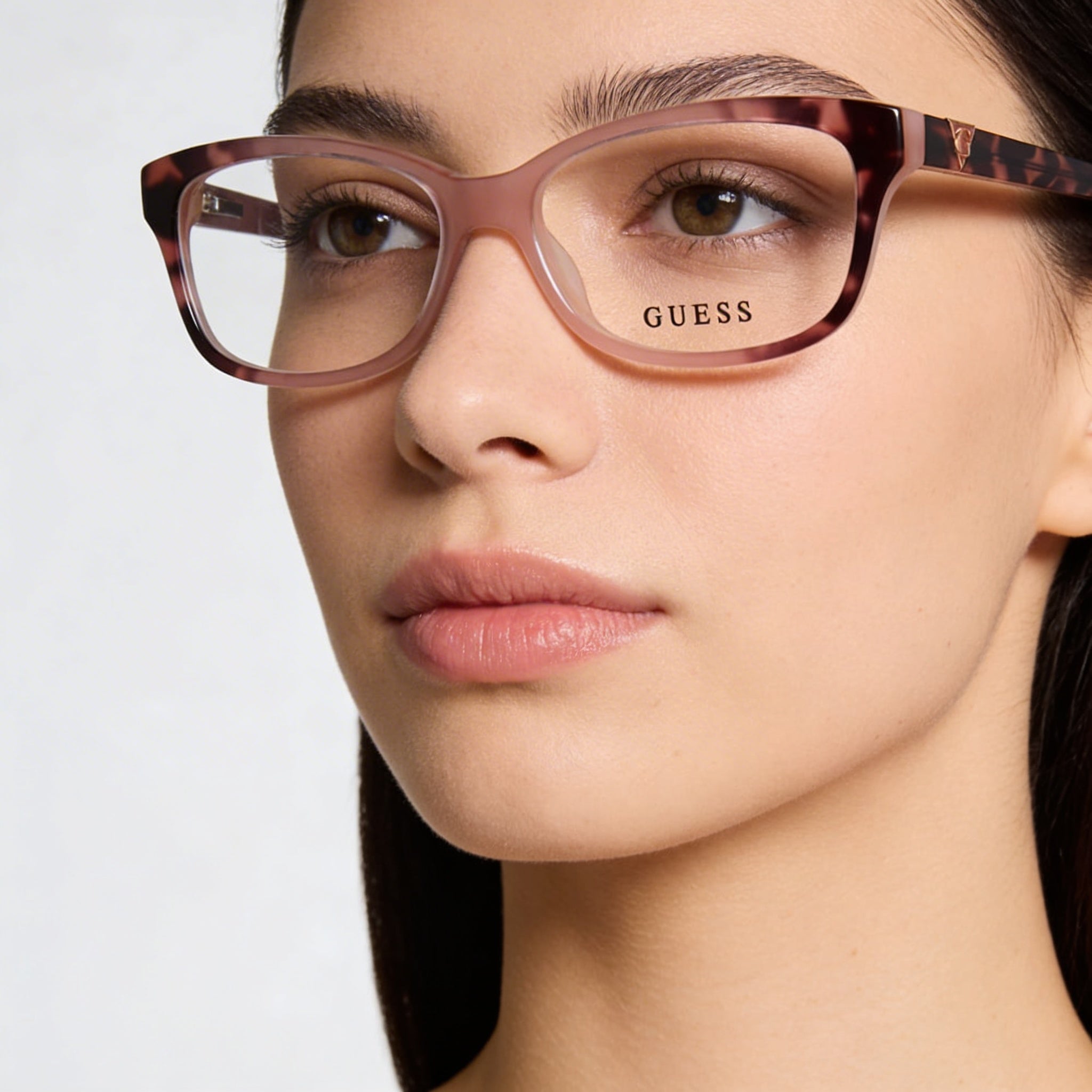 Gafas de la colección moderna de mujer Guess con montura de plástico rosa y lentes transparentes, ancho de lente de 50 mm, ancho de puente de 14 mm, largo de patilla de 140 mm, Photo 3