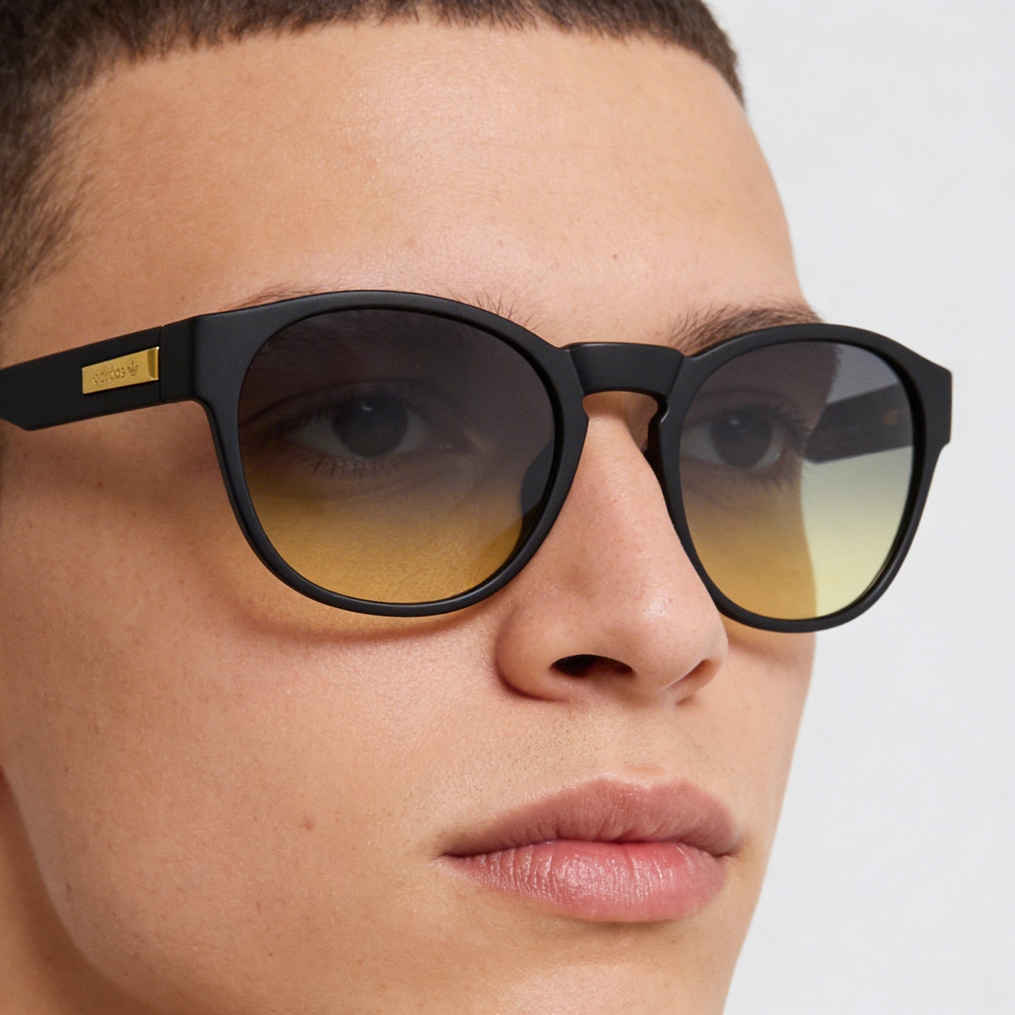 Gafas de sol unisex adidas Originals Classic con montura de acetato negro mate y protección UV en amarillo degradado de 54 mm, Photo 5