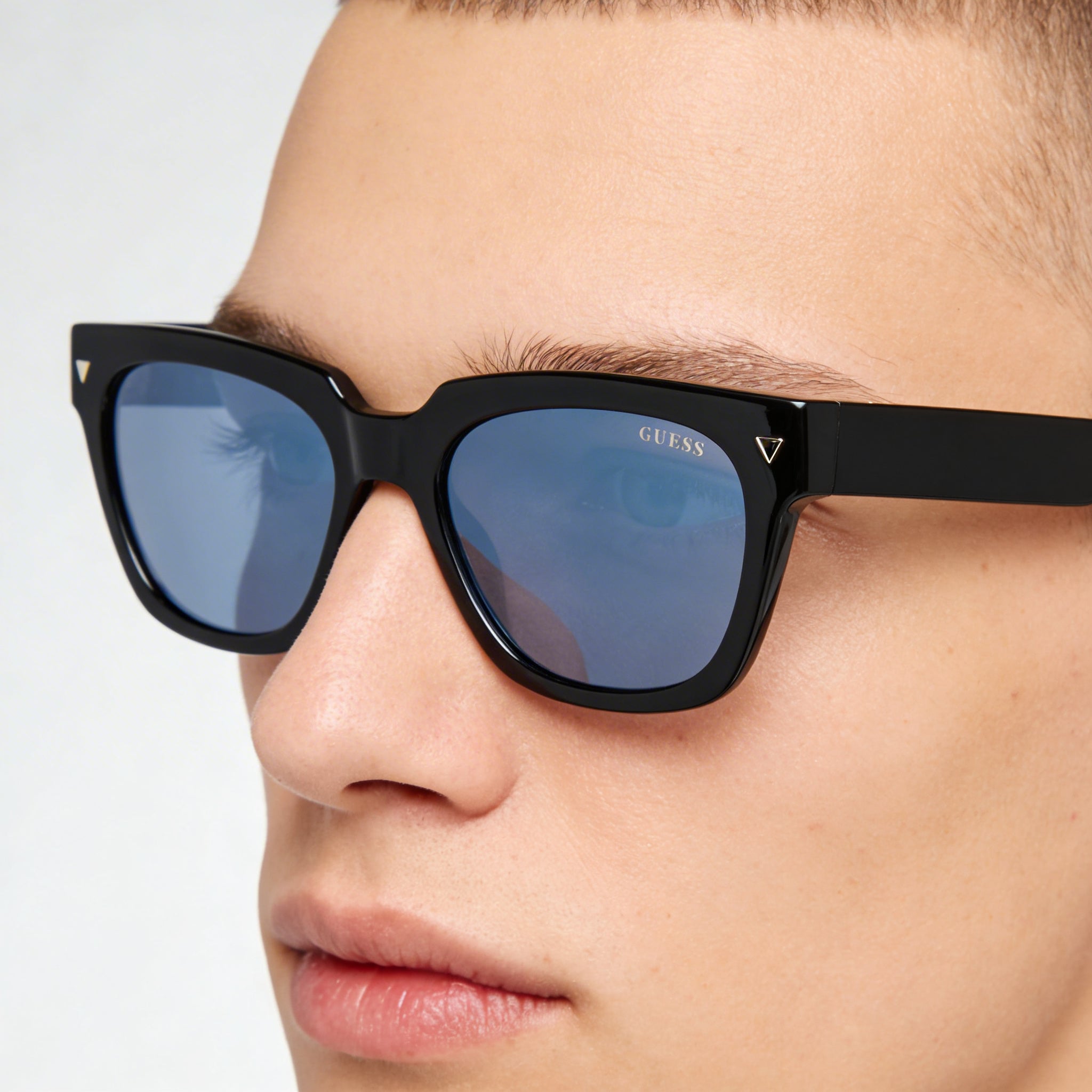Guess GU8265 Unisex UV Protective Non-Polarized Sunglasses, Injected Black Blue Frame, Black Polycarbonate Lens, 53-19-150mm, Photo 4