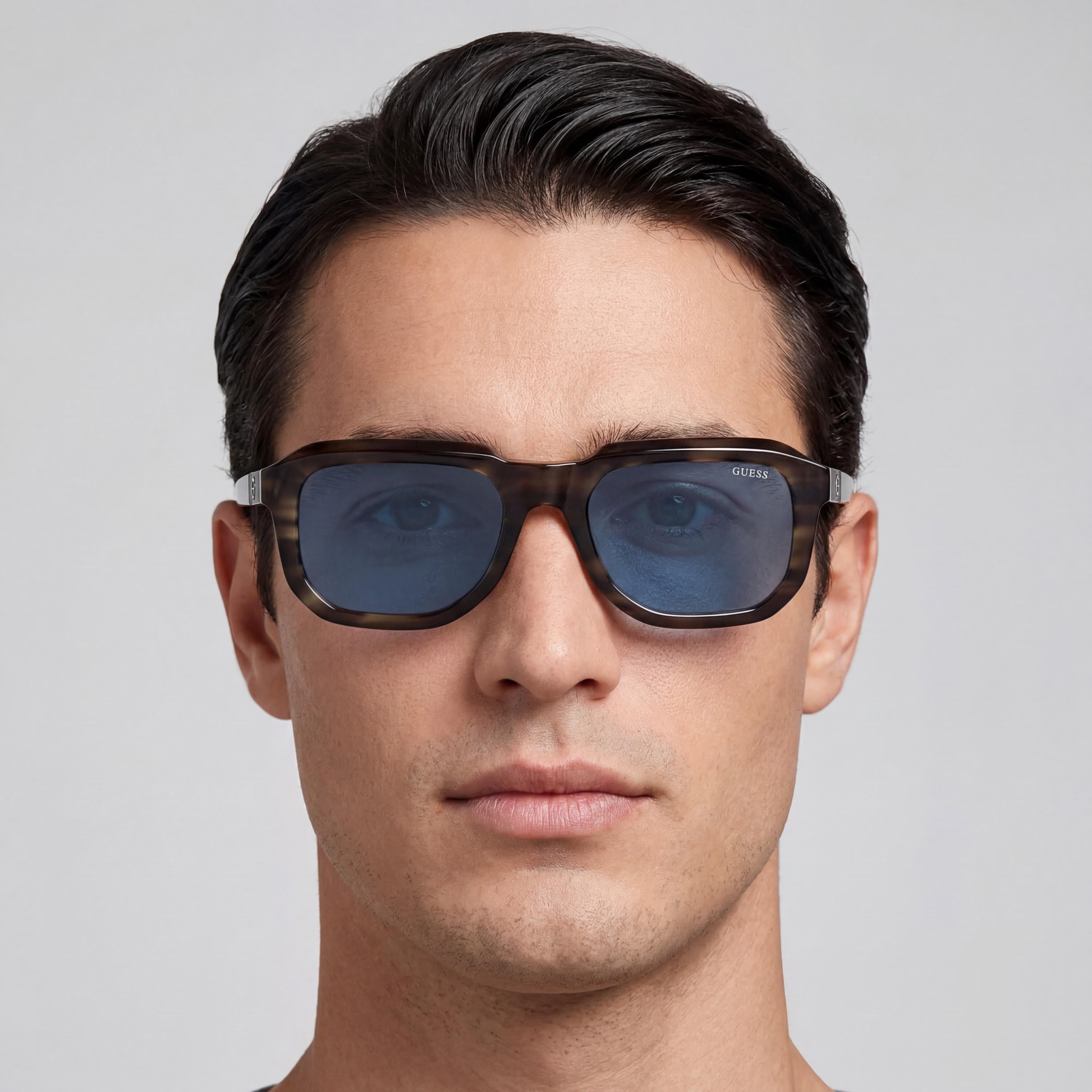 GUESS Gu00278 Gafas para hombre con montura de plástico en color verde oscuro con protección UV 400, lentes no polarizadas de 53 mm, Photo 4