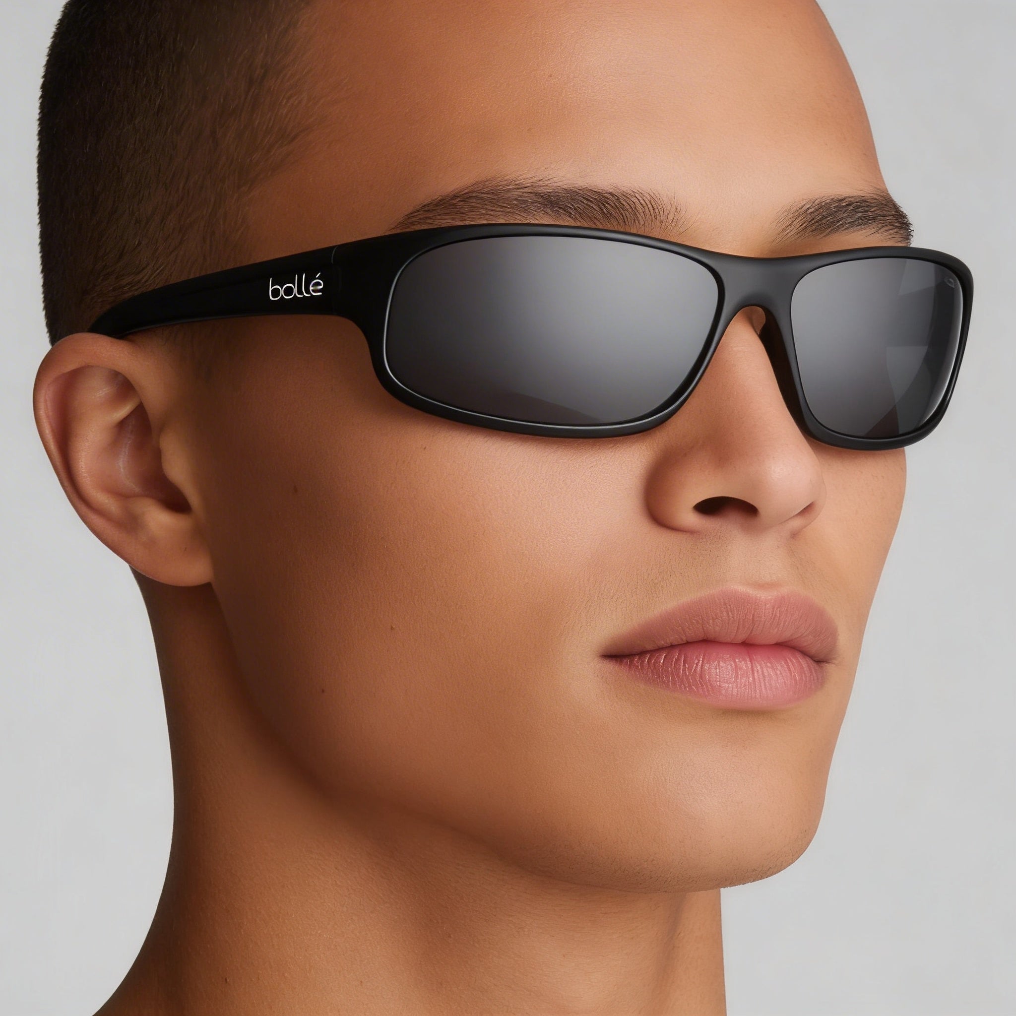Gafas de sol modernas unisex Bollé con montura de policarbonato negro y lentes polarizadas de policarbonato TNS, 64 mm, Photo 4