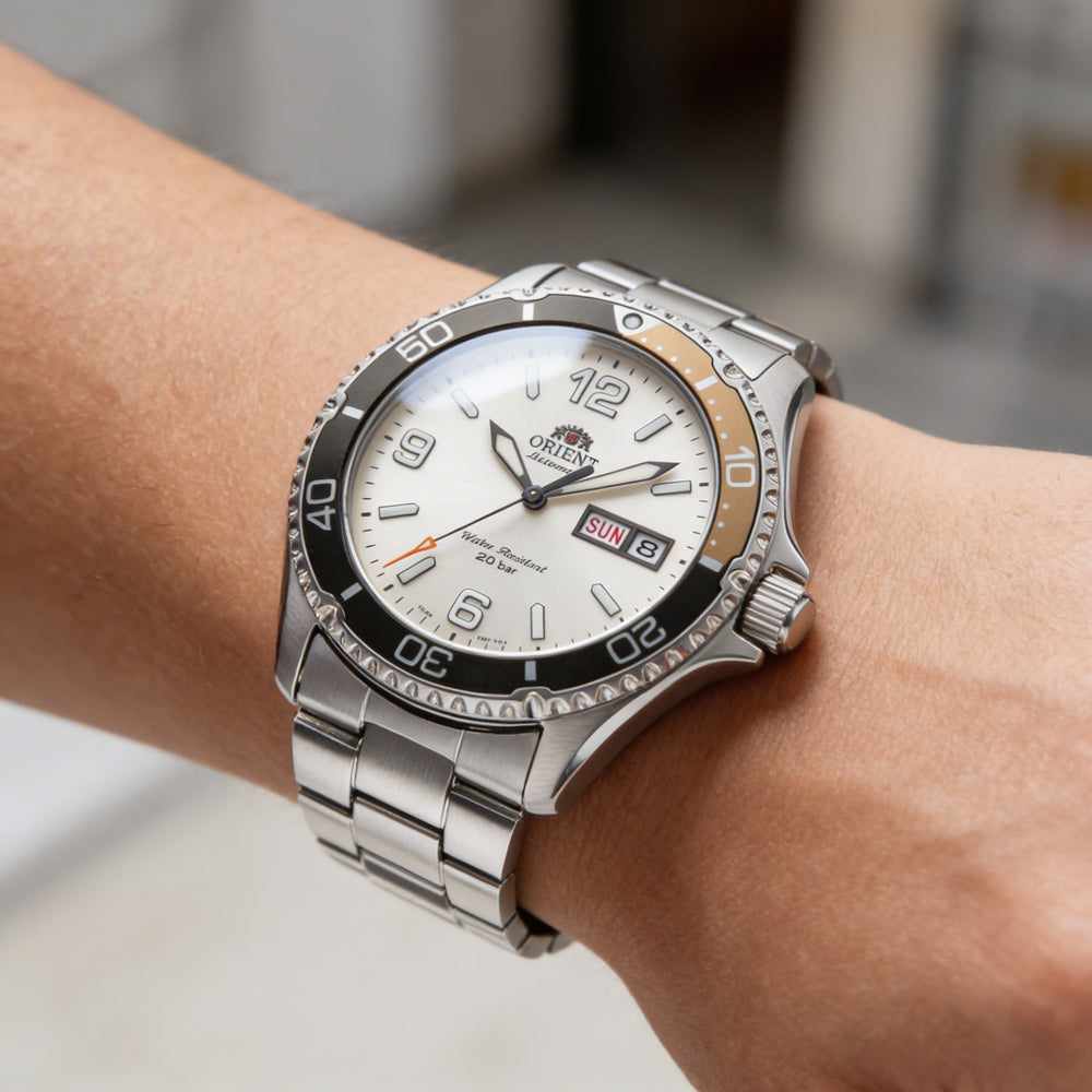 Reloj Orient Modern unisex automático de acero inoxidable con cristal de zafiro, resistente al agua, brilla en la oscuridad, esfera gris seda de 42 mm.