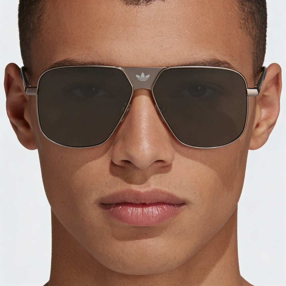 Gafas de sol adidas modernas unisex con montura de plástico gris plomo mate, lentes de acetato verdes y protección UV de 60 mm