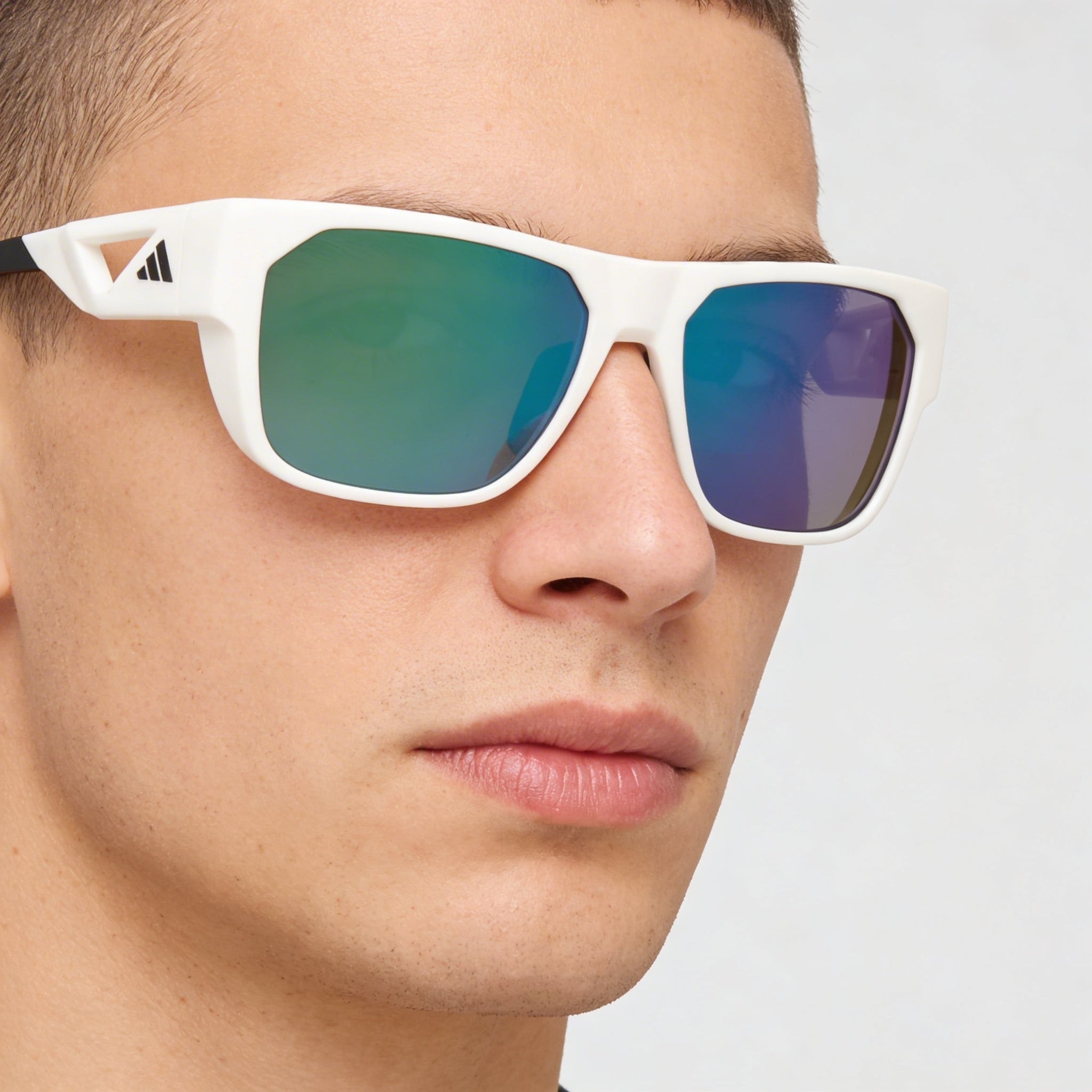Gafas de sol Adidas contemporáneas para hombre con montura de plástico blanco mate, lentes verdes espejadas y protección UV de 57 mm, Photo 4