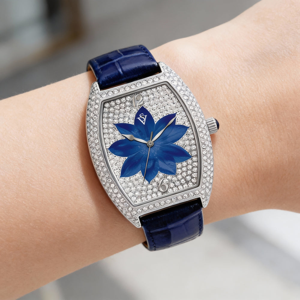 Reloj Christian Van Sant para mujer con movimiento de cuarzo, esfera azul, caja de acero inoxidable, correa de cuero y resistente al agua.