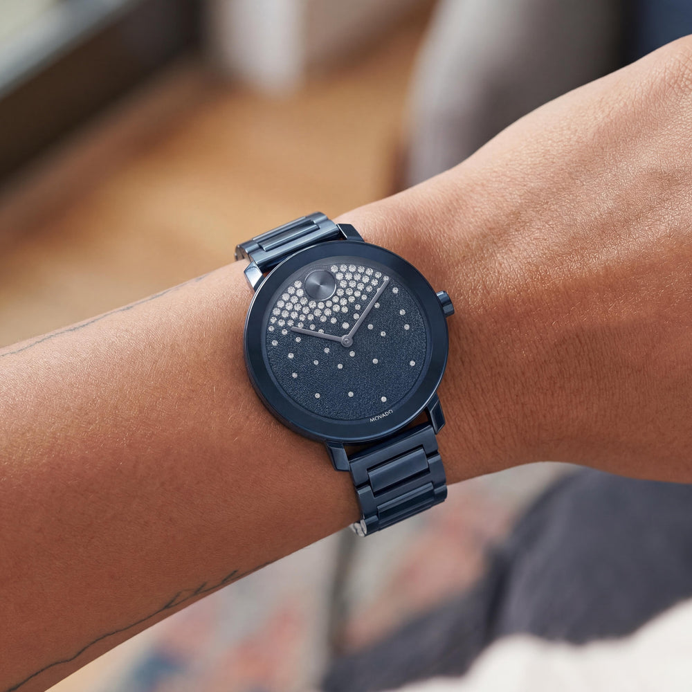Movado BOLD Reloj de cuarzo de acero inoxidable chapado en iones azules de 34 mm para mujer con esfera esmerilada y cristales en cascada