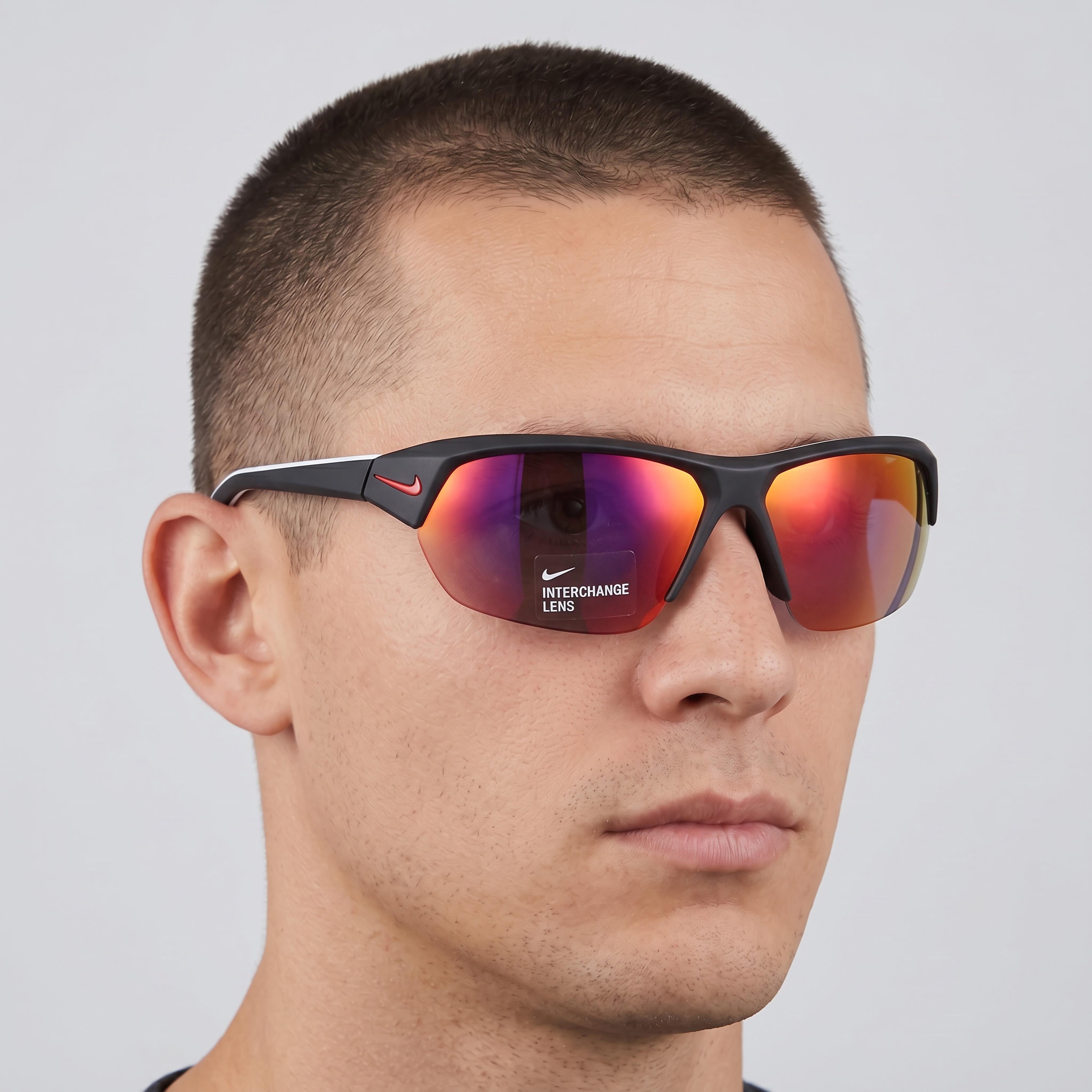 Gafas de sol unisex Nike Skylon Ace, montura de plástico en negro mate y gris, lentes con efecto espejo gris infrarrojo, protección UV, 69 mm, Photo 4