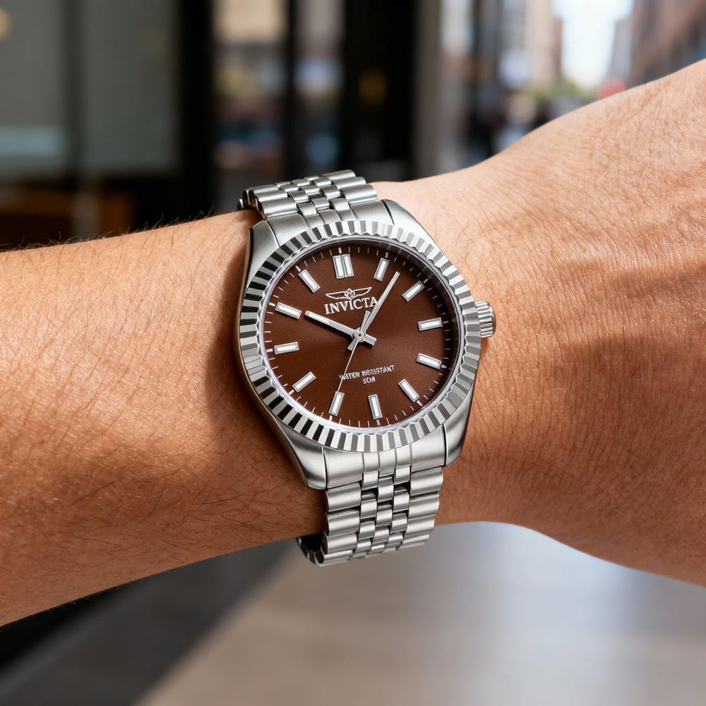 Reloj Invicta Specialty 47498 unisex de 36 mm con caja de acero inoxidable plateado y esfera marrón, pulsera de cuarzo