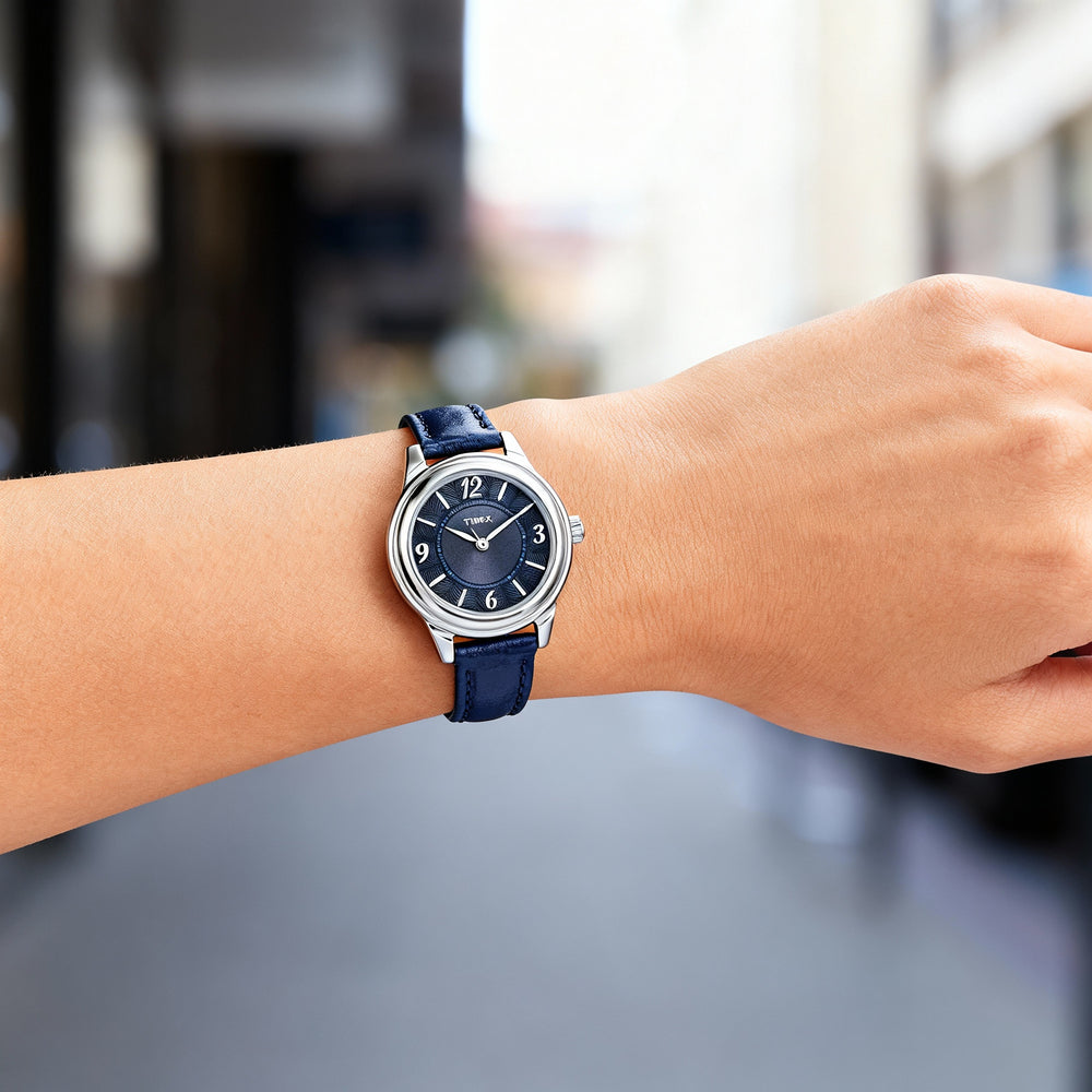 Reloj Timex Classic para mujer de 26 mm con caja de latón plateado y correa de cuero negro, resistente al agua