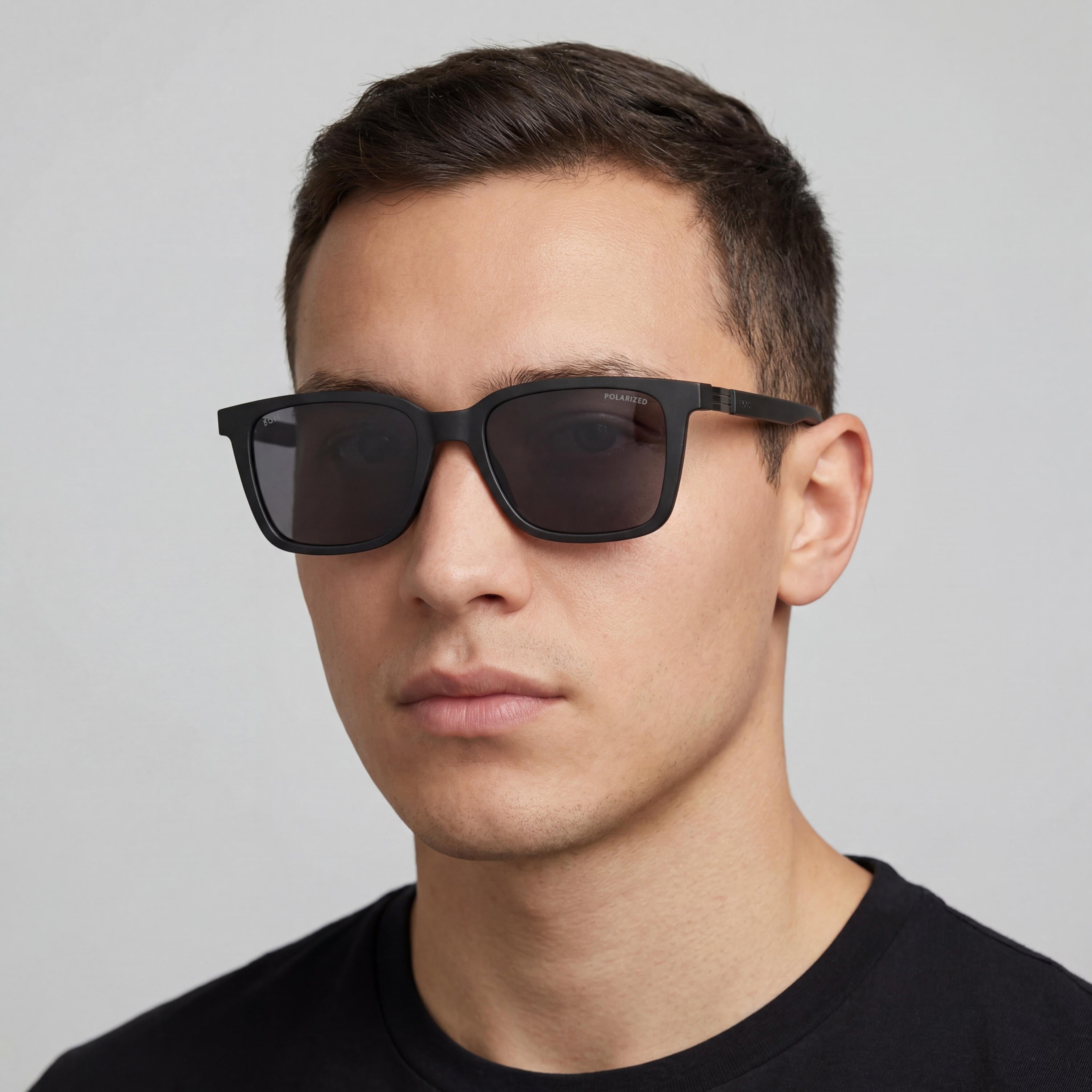 Gafas de sol HUGO BOSS Classic Unisex de poliamida con montura negra y gris, lentes grises espejadas, protección UV, 53mm, Photo 4