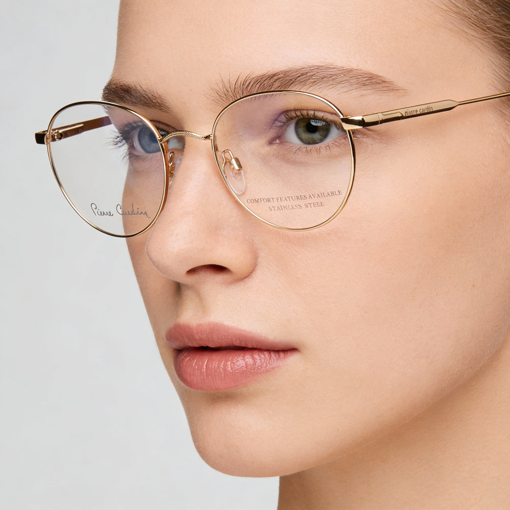 Gafas unisex modernas Pierre Cardin con montura metálica dorada y lentes de policarbonato. Ancho de lente: 52 mm. Puente: 21 mm. Longitud de patilla: 150 mm.