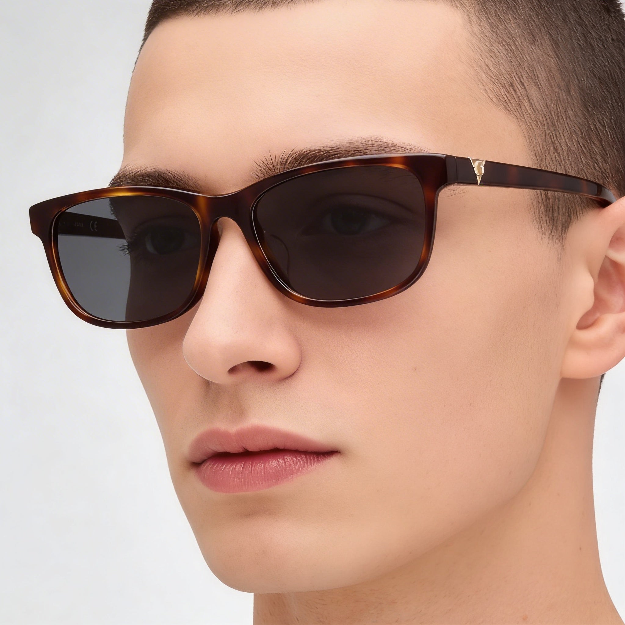 Monturas ópticas GUESS para hombre en color Havana oscuro con lentes transparentes de demostración. Las lentes se pueden reemplazar por lentes graduadas personalizadas., Photo 2