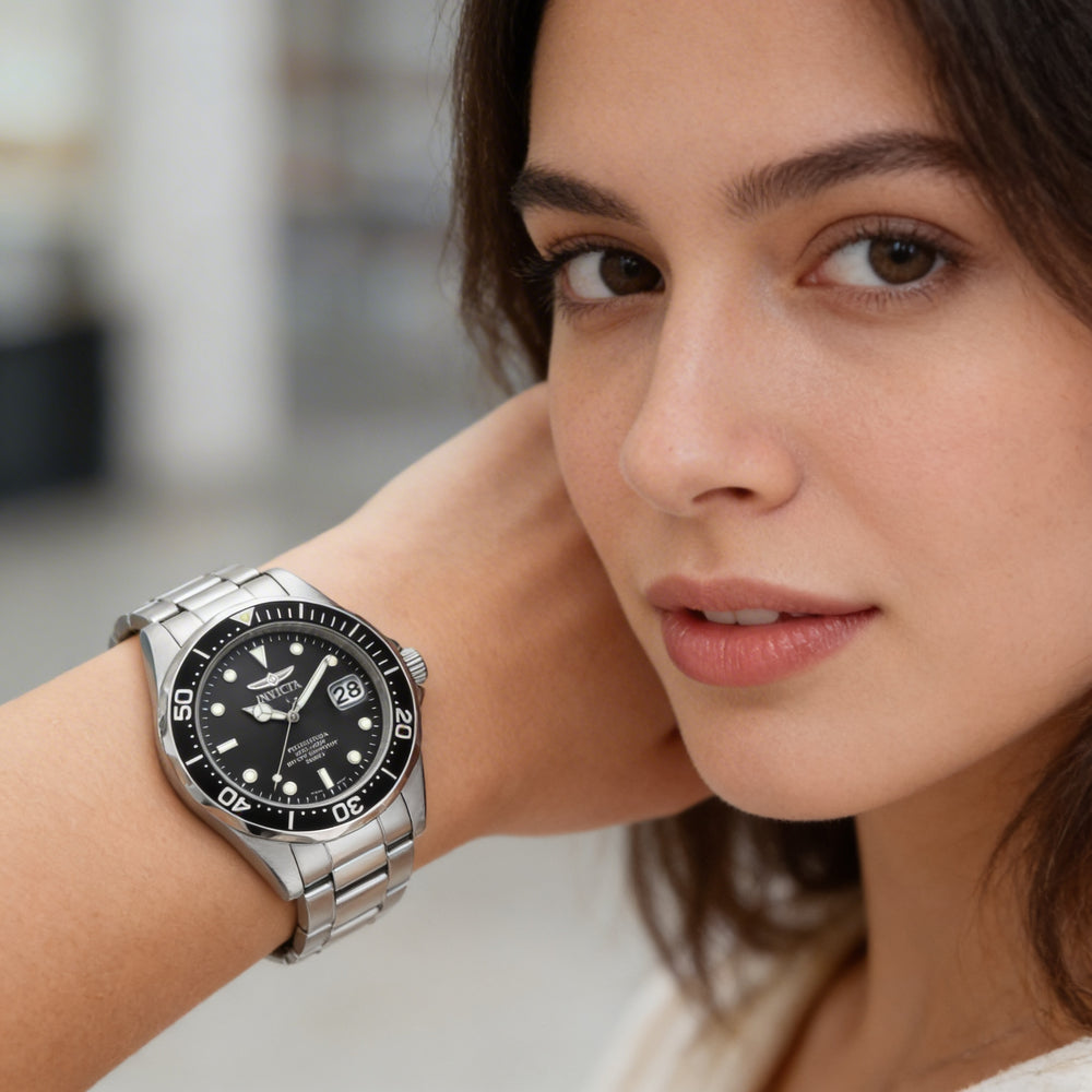 Reloj Invicta de cuarzo plateado y negro para mujer, 37,5 mm, brilla en la oscuridad, resistente al agua hasta 200 m.