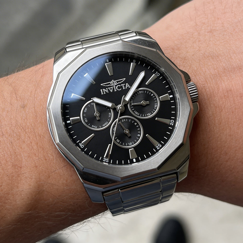 Reloj Invicta 46842 Fashion para hombre, de cuarzo, de 42 mm, de acero inoxidable plateado con esfera negra y resistente a arañazos.