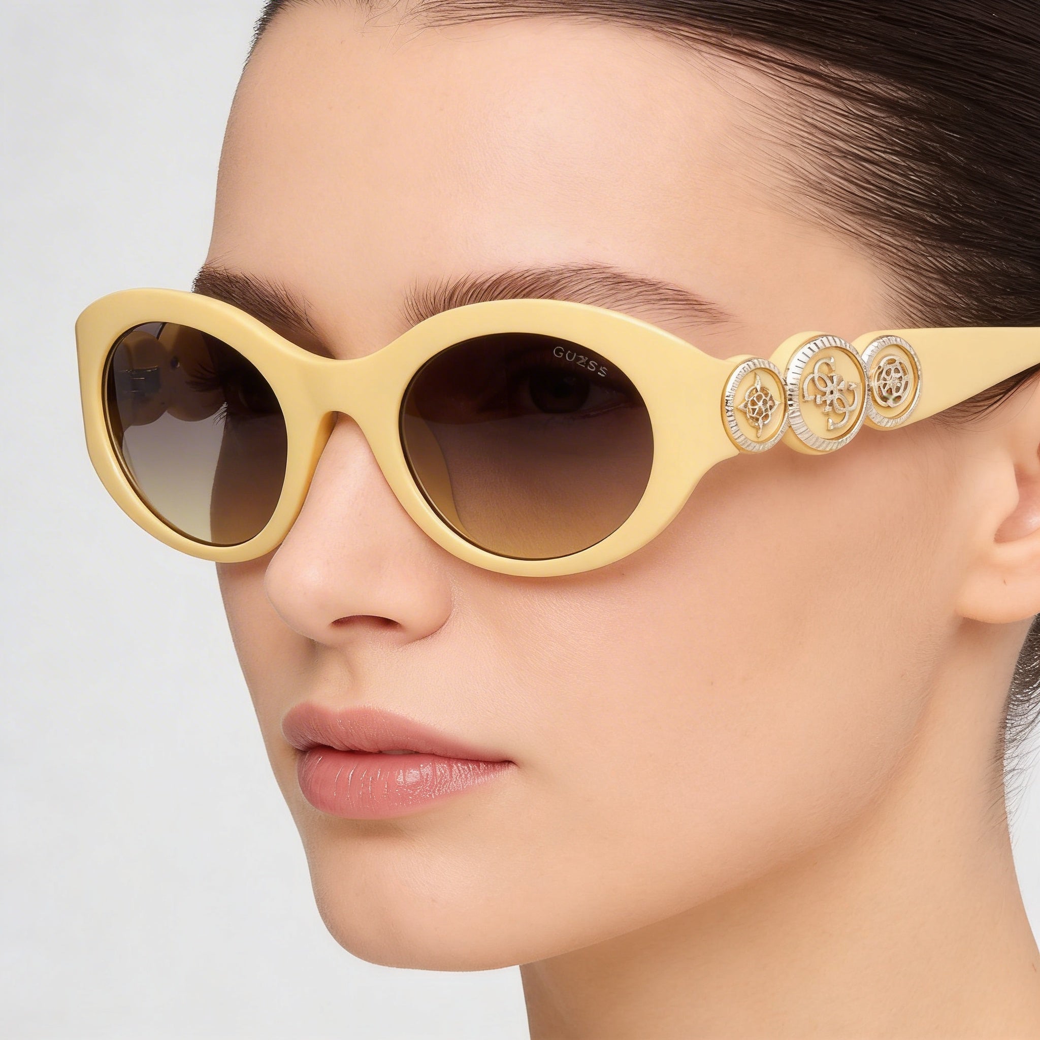 Gafas de sol ovaladas de plástico con peonías para mujer GUESS, montura amarilla clara brillante, lentes ahumadas degradadas, no polarizadas, protección 100% UV, 53 mm, Photo 4
