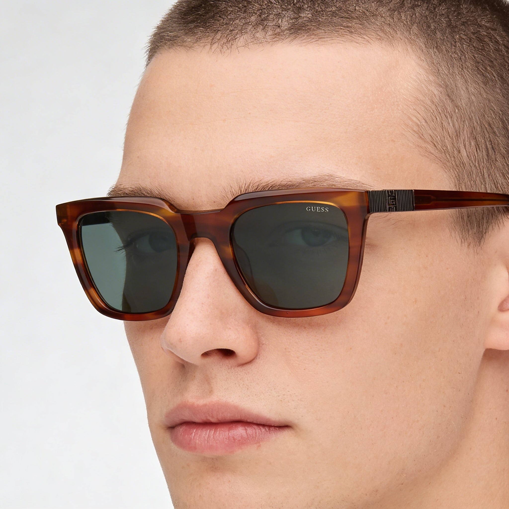 Guess Gu00279 Gafas de sol de hombre con montura de plástico de cuerno marrón claro y lentes de policarbonato marrón Protección UV 400 51mm, Photo 5