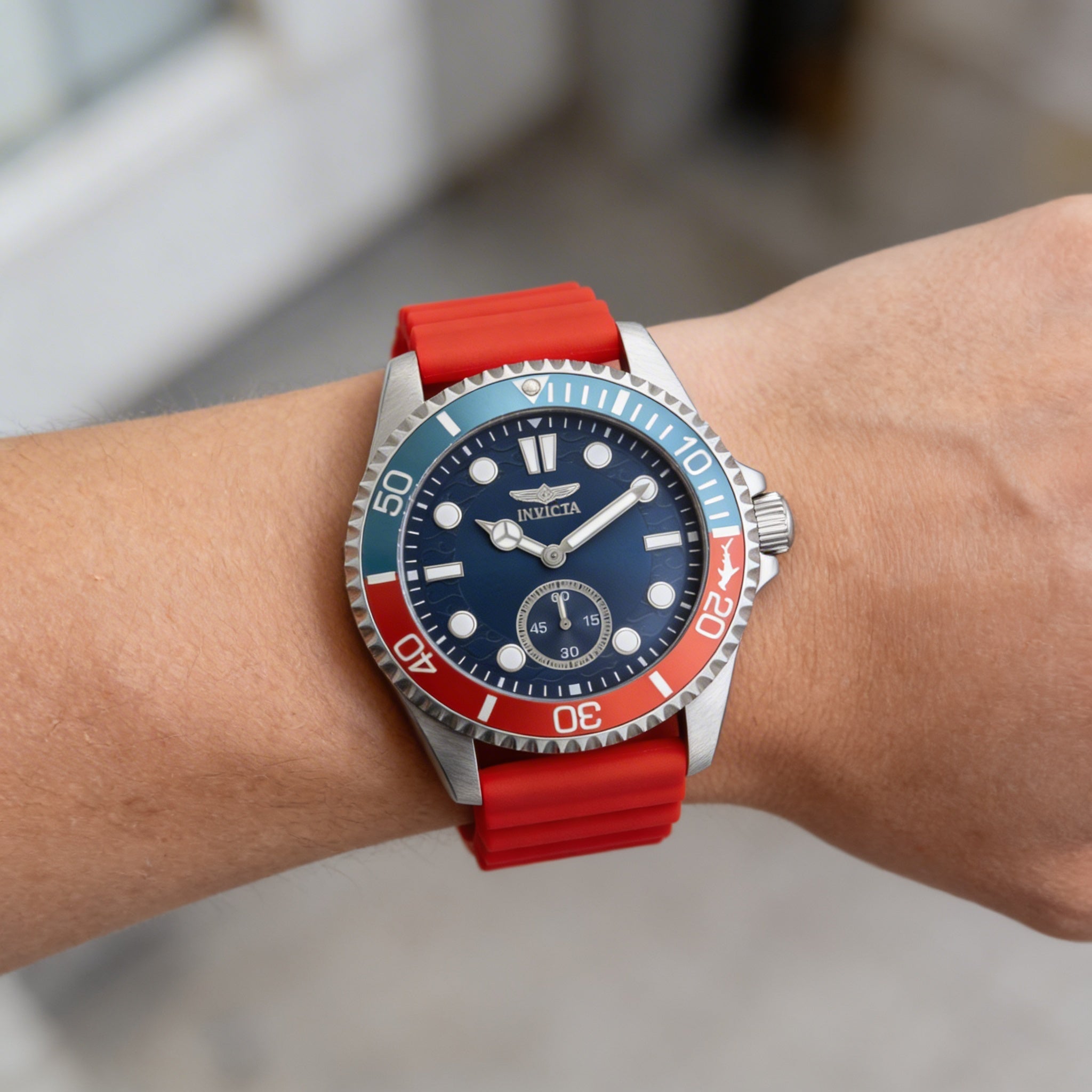 Reloj de cuarzo unisex Invicta Pro Diver 49340, caja de acero inoxidable plateada, esfera azul, correa de silicona, 10 ATM, 43 mm, Photo 3