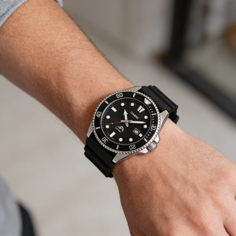 Reloj Casio para hombre con correa de resina, caja de acero inoxidable negro/plateado, esfera negra, resistente al agua, segundero.