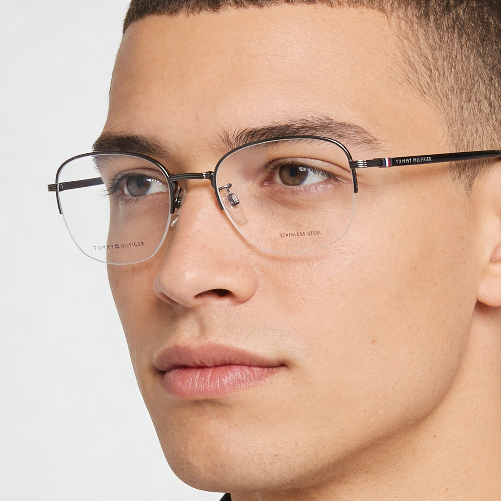 Gafas de sol casuales Tommy Hilfiger para hombre con montura de acero de aleación negro y lentes de policarbonato negro de 54 mm