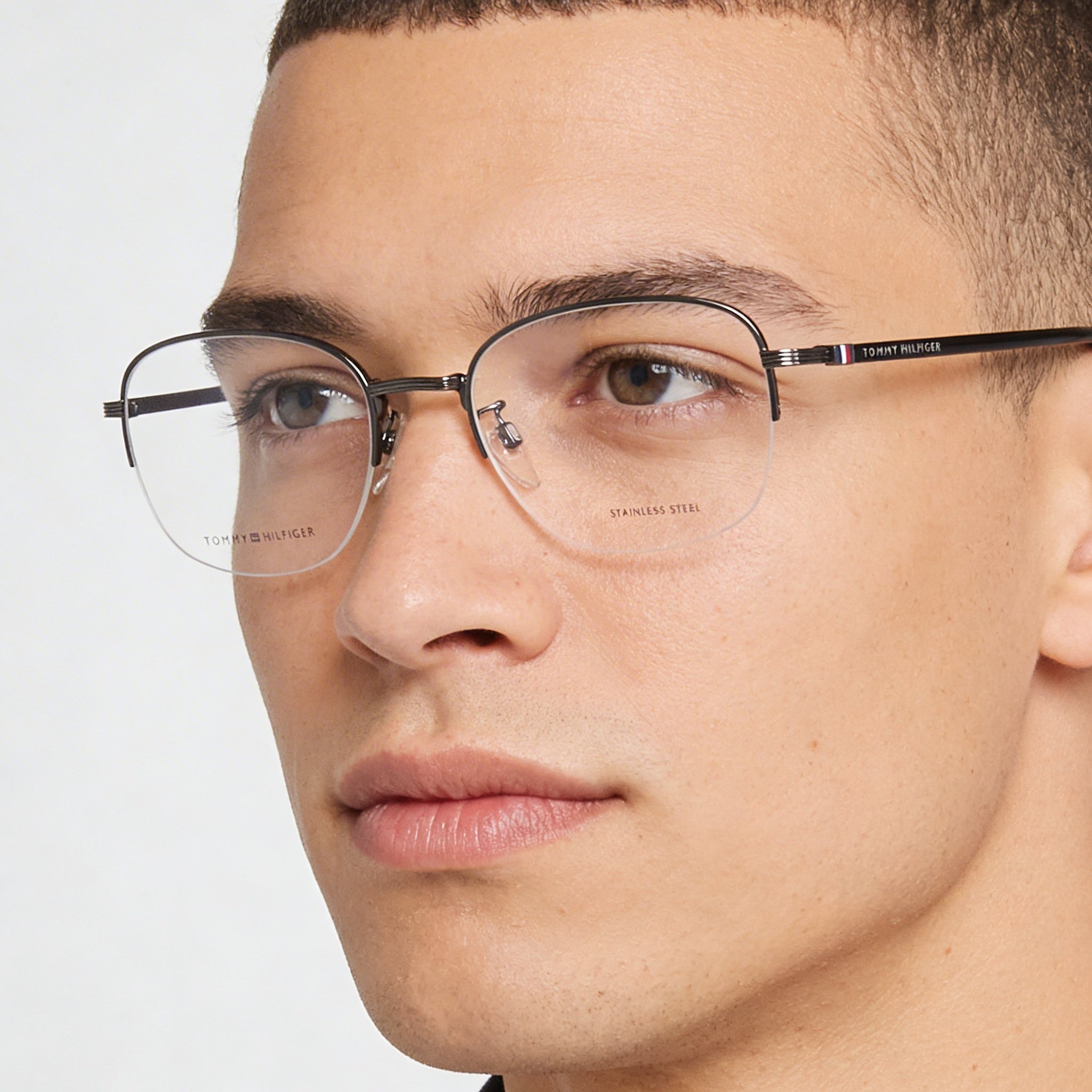 Gafas de sol casuales Tommy Hilfiger para hombre con montura de acero de aleación negro y lentes de policarbonato negro de 54 mm, Photo 3