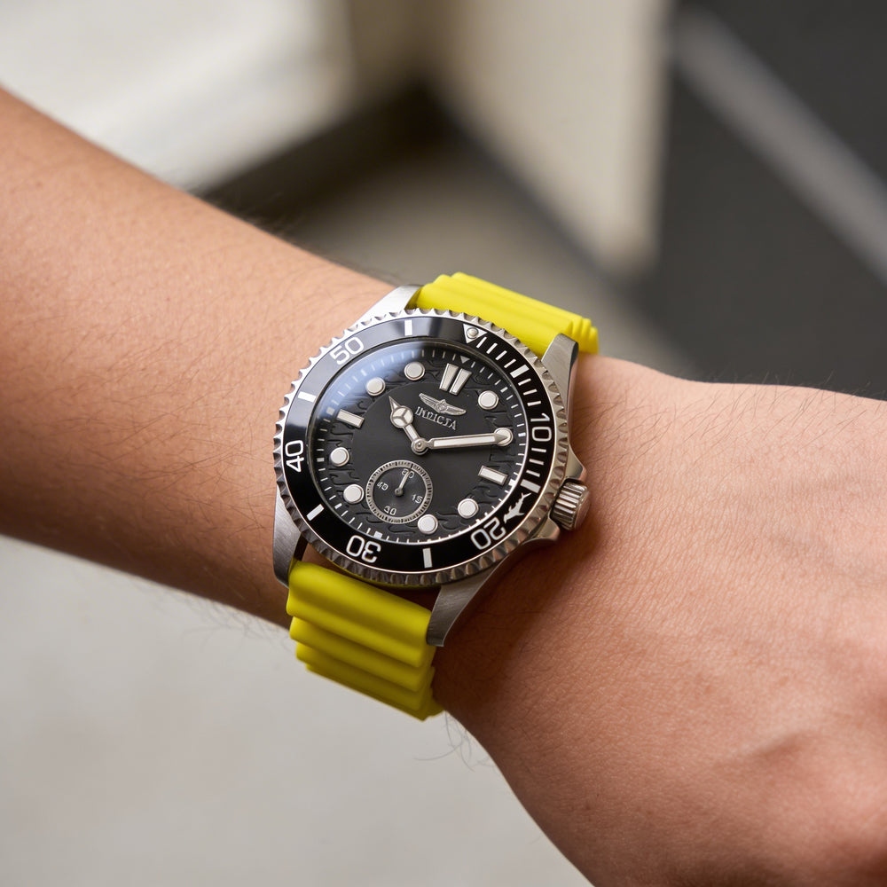 Reloj cronógrafo de cuarzo Invicta Pro Diver 49339 para hombre, plateado, de 43 mm, con correa de silicona y resistente al agua hasta 10 ATM.