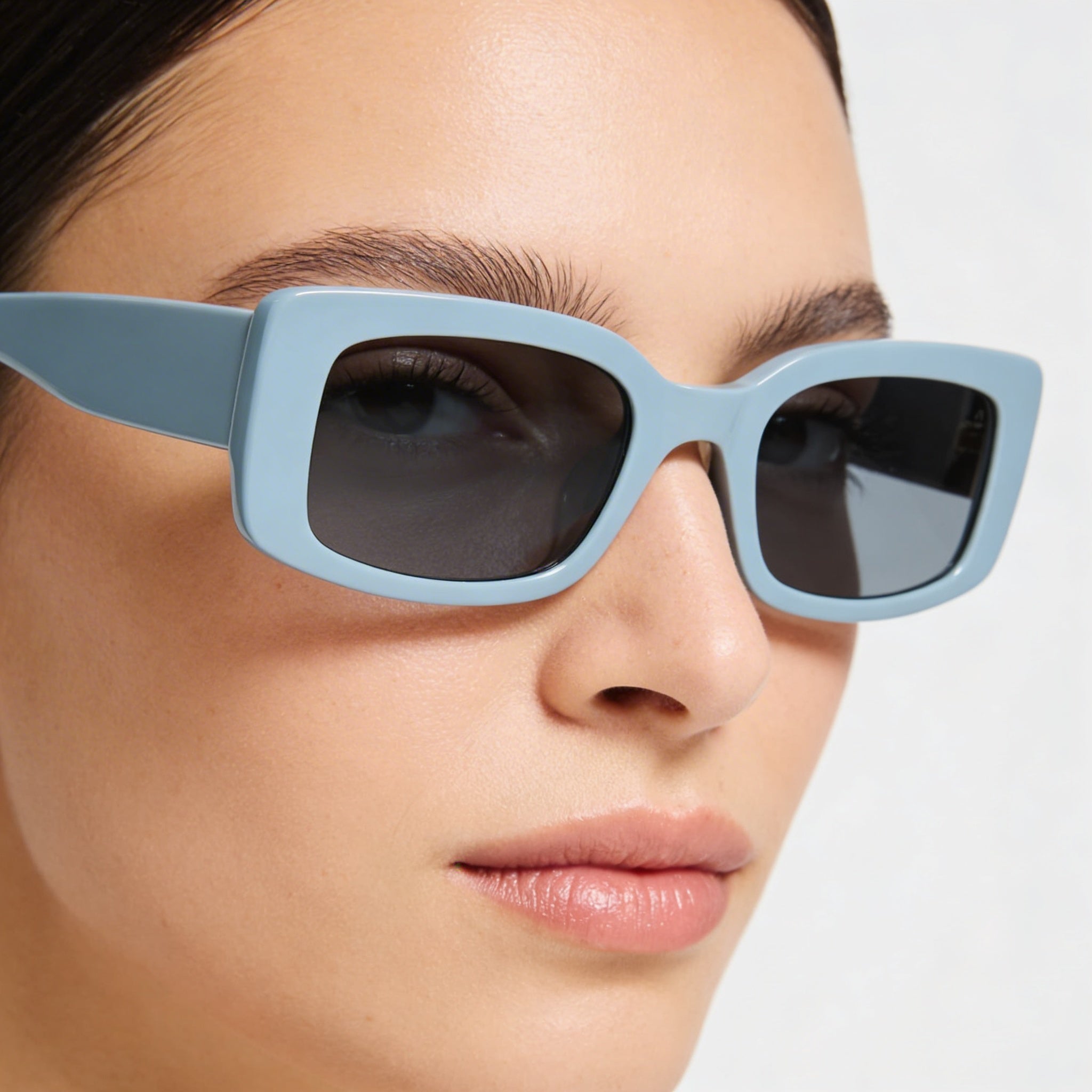 Gafas de sol Rag & Bone Classic para mujer, con montura rectangular estrecha y gruesa de plástico azul y protección UV, 52 mm, Photo 3