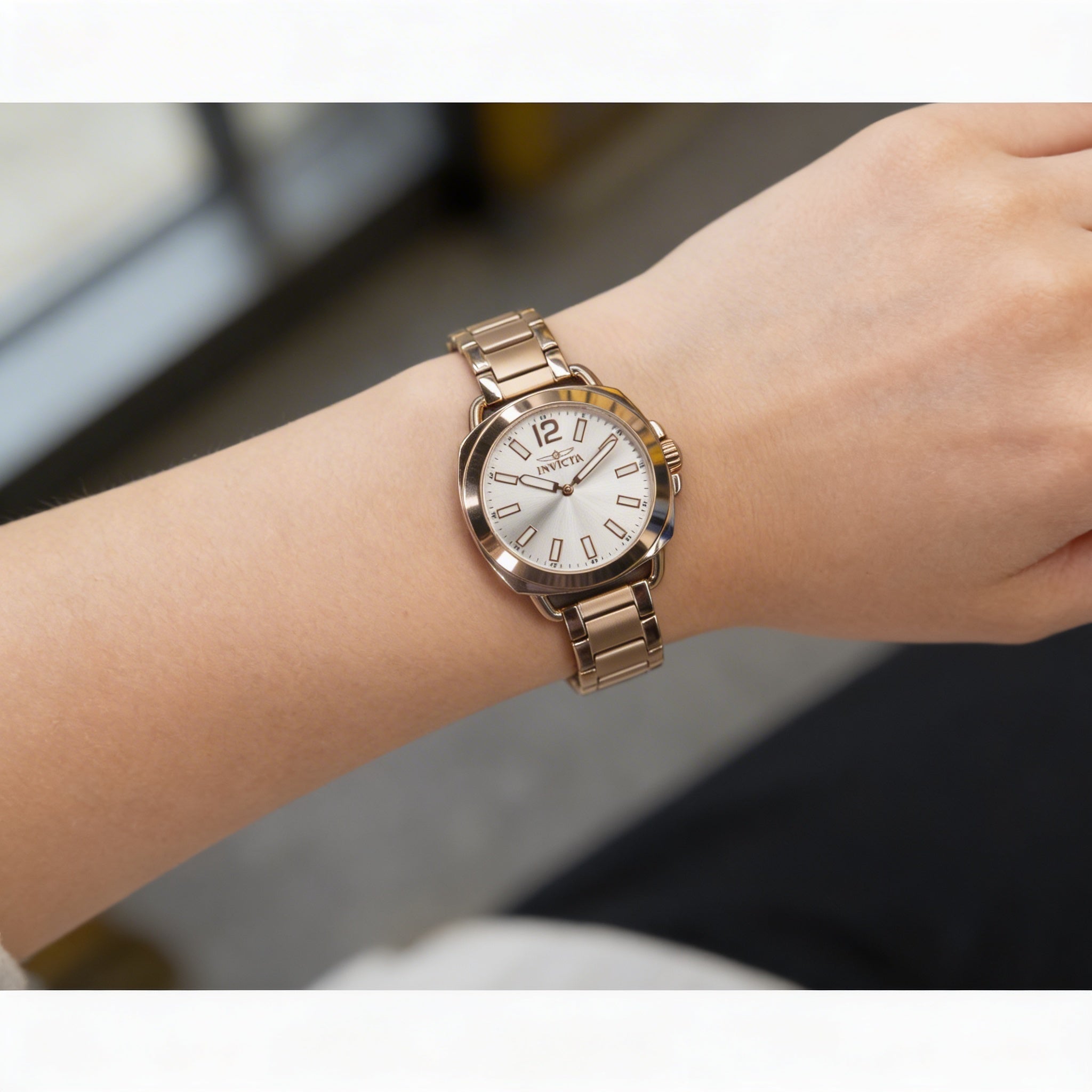 Reloj de cuarzo Invicta Fashion para mujer, de acero inoxidable y oro rosa, de 32 mm, con esfera plateada, resistente a arañazos y al agua., Photo 3