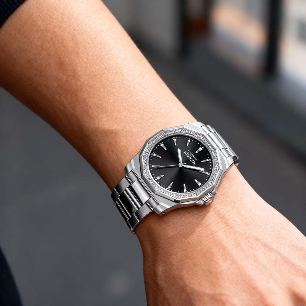 Reloj Invicta Speedway 49103 para hombre, con movimiento de cuarzo, pulsera de acero inoxidable plateada, esfera negra y caja de 42 mm.