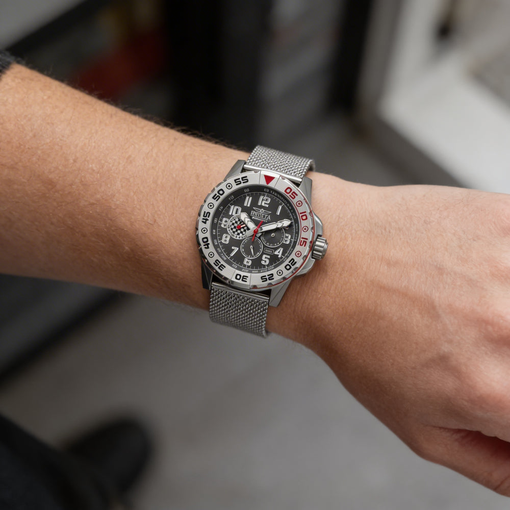 Reloj de cuarzo unisex Invicta Racing 47213 con pulsera de acero inoxidable plateada, esfera gris, 48 ​​mm, resistente al agua hasta 10 ATM.