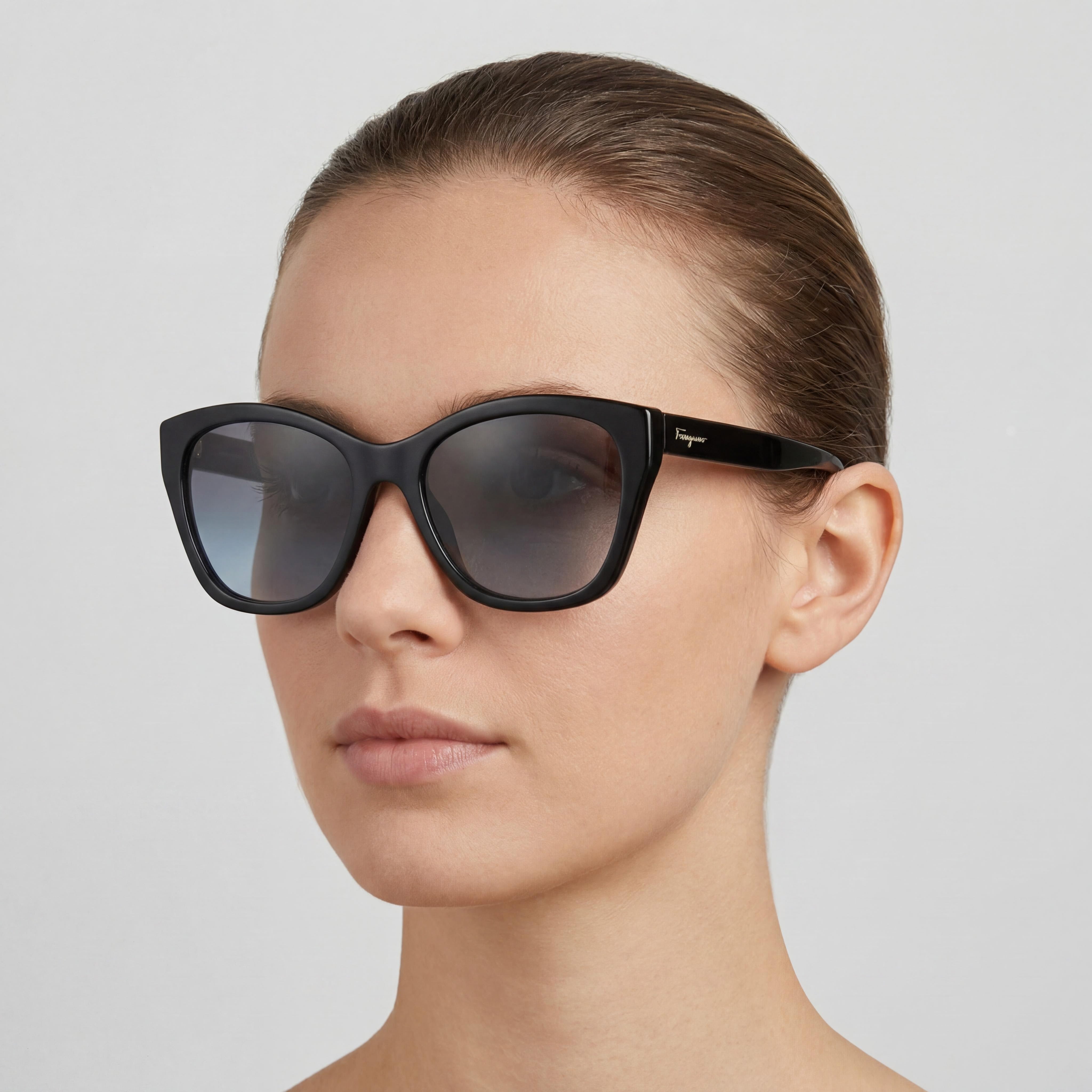 Salvatore Ferragamo Gafas de Sol Clásicas Negras de Plástico Ojo de Gato para Mujer con Degradado Gris Lente de 56mm y 100% Protección UV, Photo 5