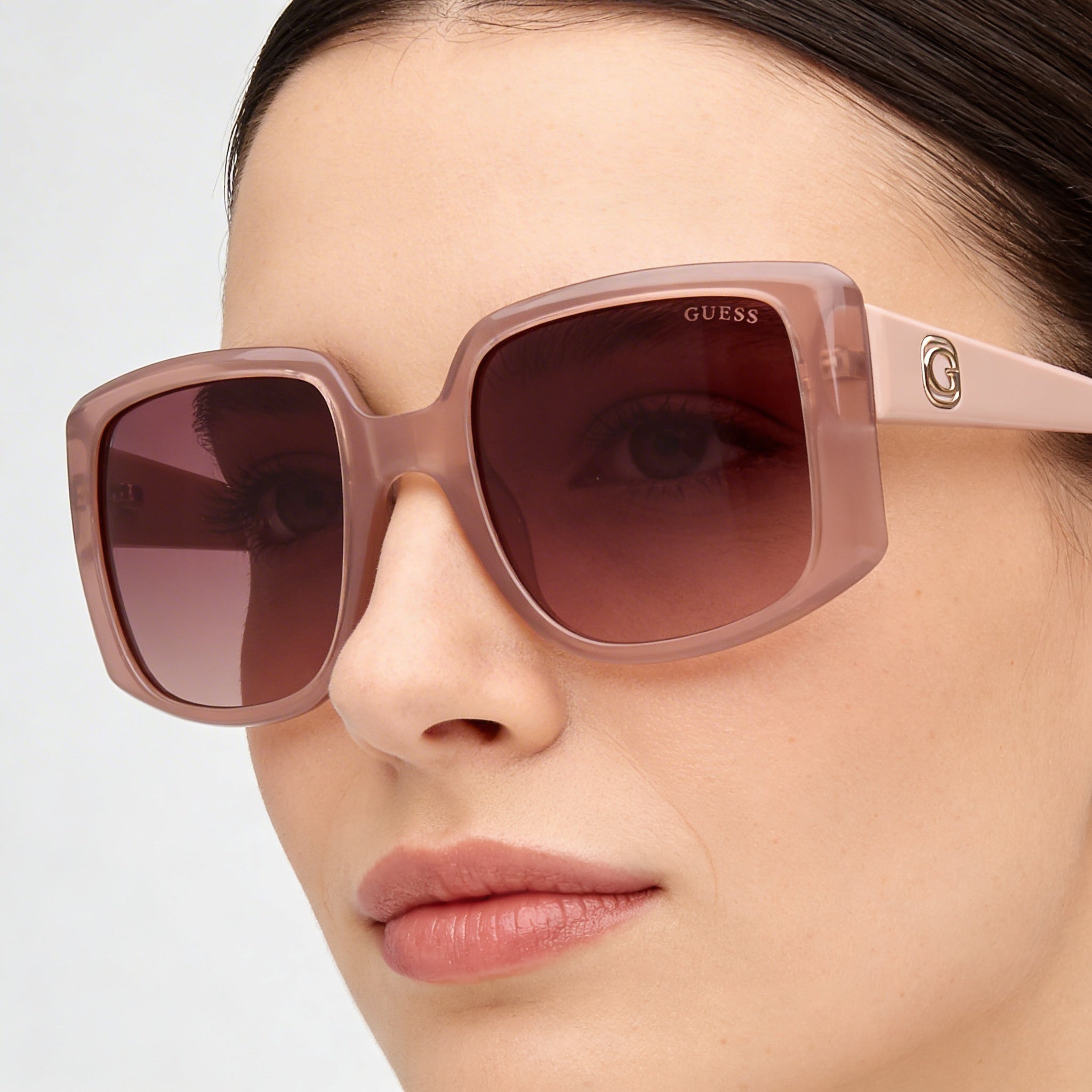 GUESS Women's Emery Oversize Square Plastic Sunglasses, Bright Beige Frame, Gradient Brown Lenses, UV Protection, Photo 4