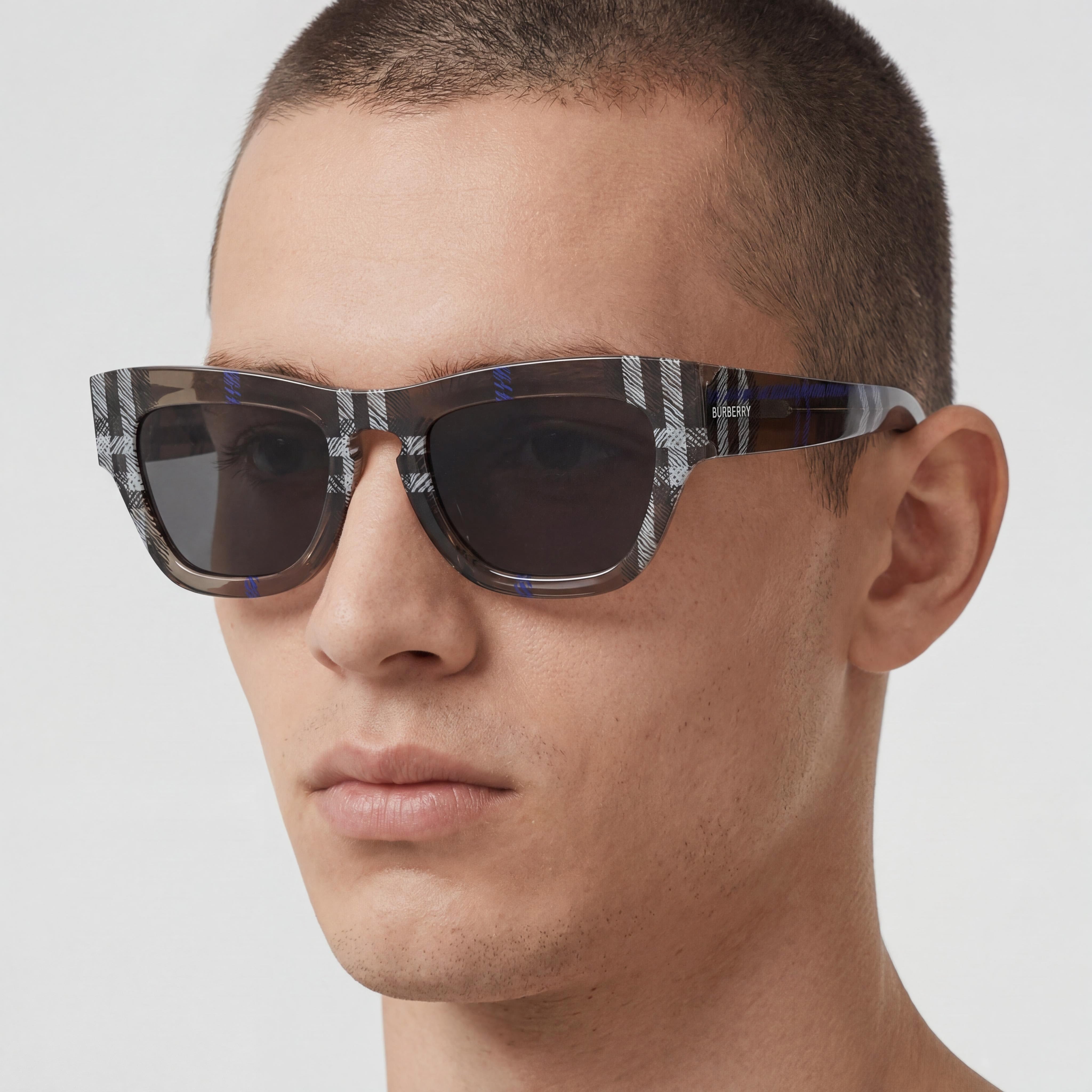 Gafas de sol unisex BURBERRY Classic con montura gris y lentes de policarbonato gris oscuro, ancho de lente de 51 mm, Photo 4