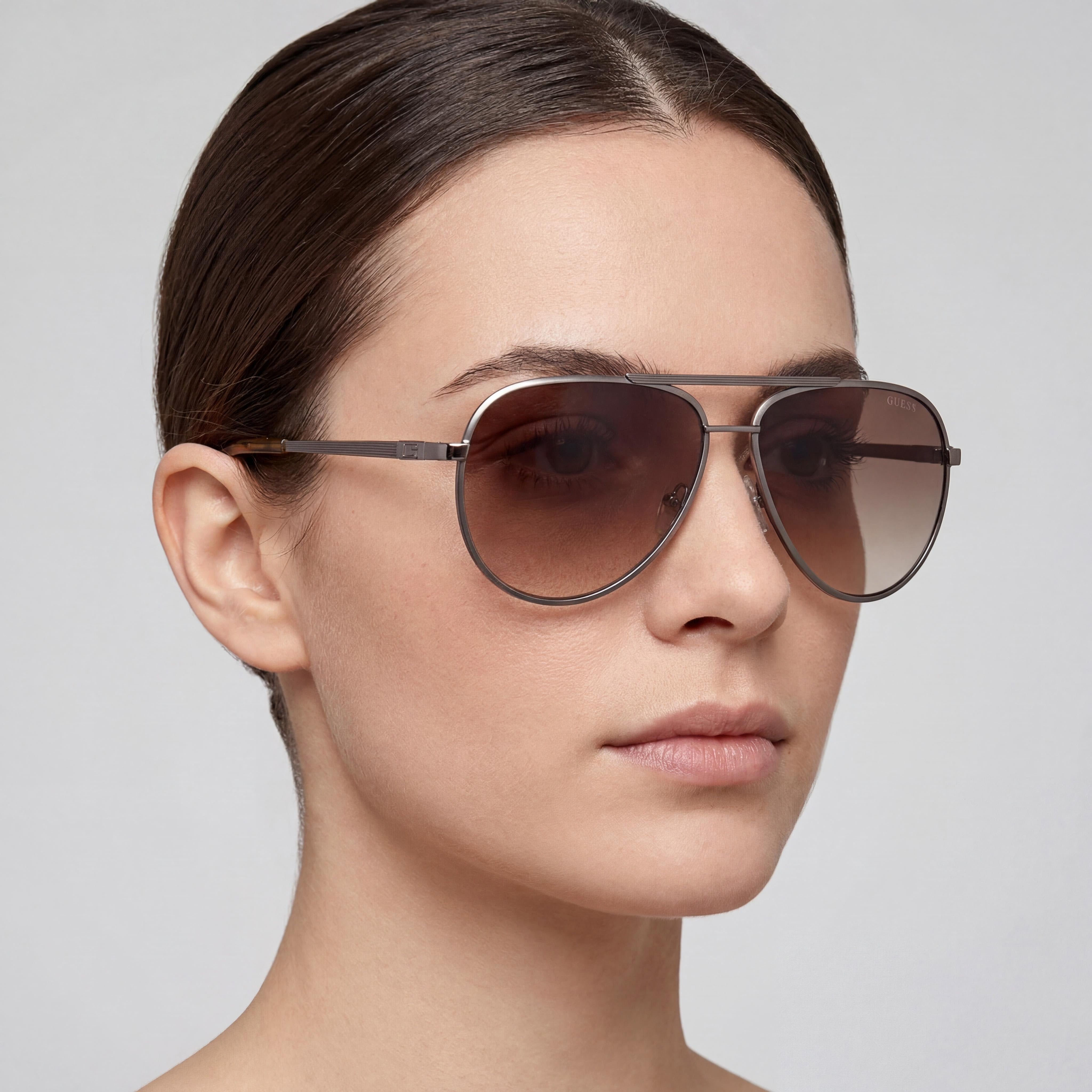 Gafas de sol de aviador GUESS para mujer con montura metálica a rayas, Gunmetal satinado brillante, Lentes marrones degradadas, 61-14-145, Photo 5