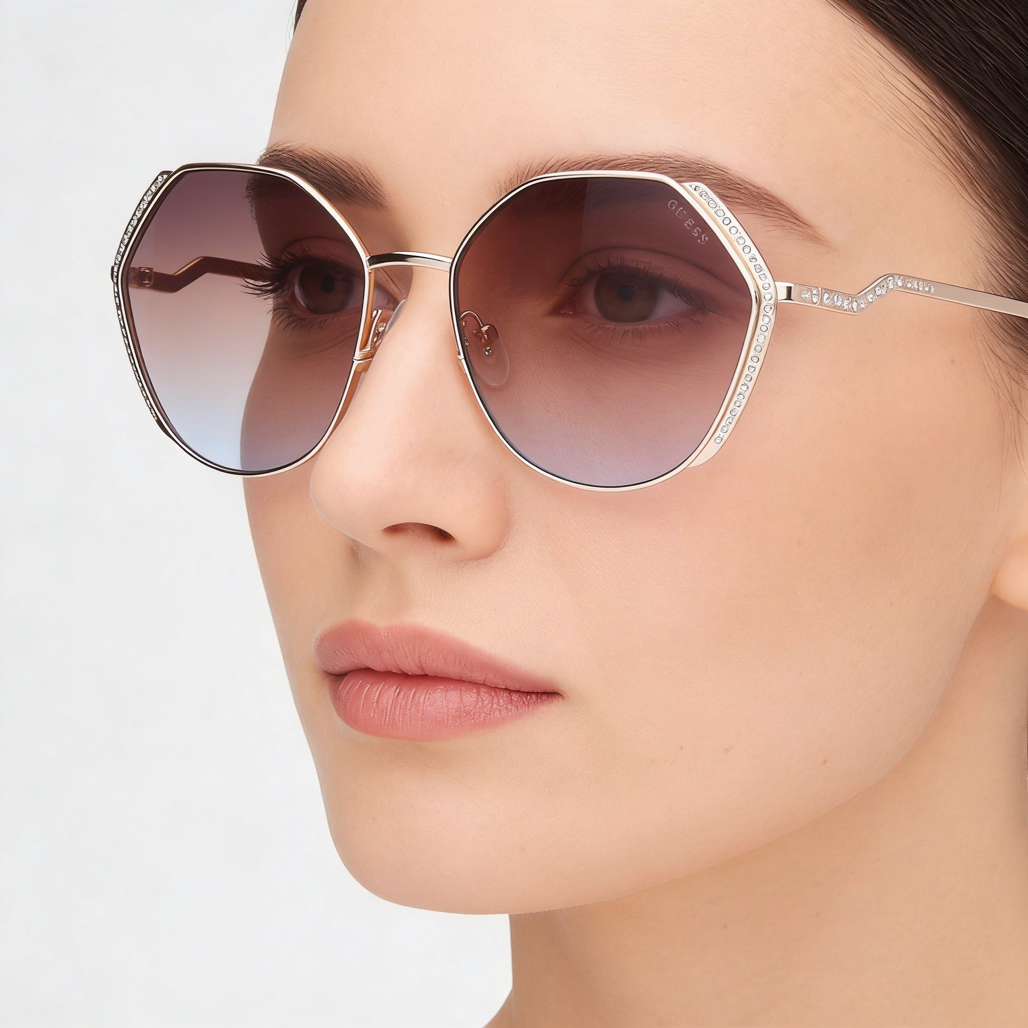 GUESS Gafas de sol de mujer de metal dorado con piedras geométricas, oversize, 100% protección UV, lentes degradadas marrones, 58 mm, Photo 5