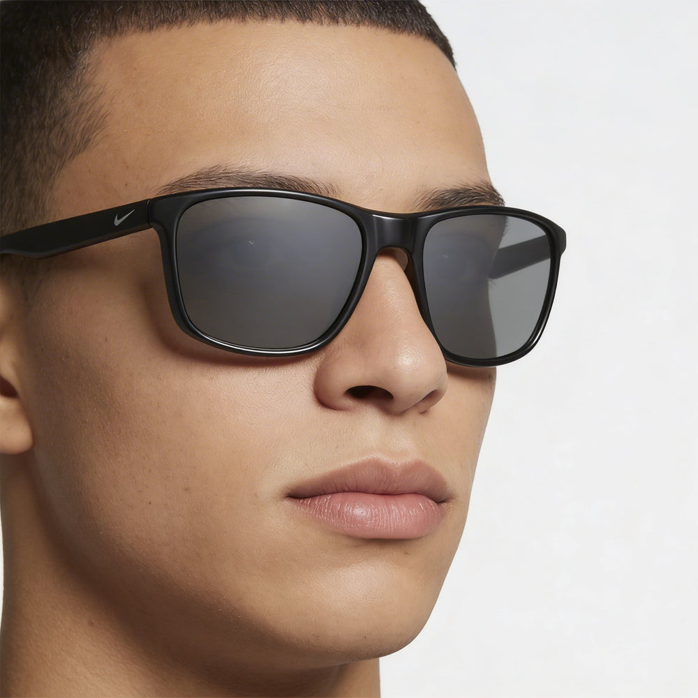 Gafas de sol unisex NIKE Modern, montura negra gris, lentes grises espejadas con protección antideslumbrante, talla grande