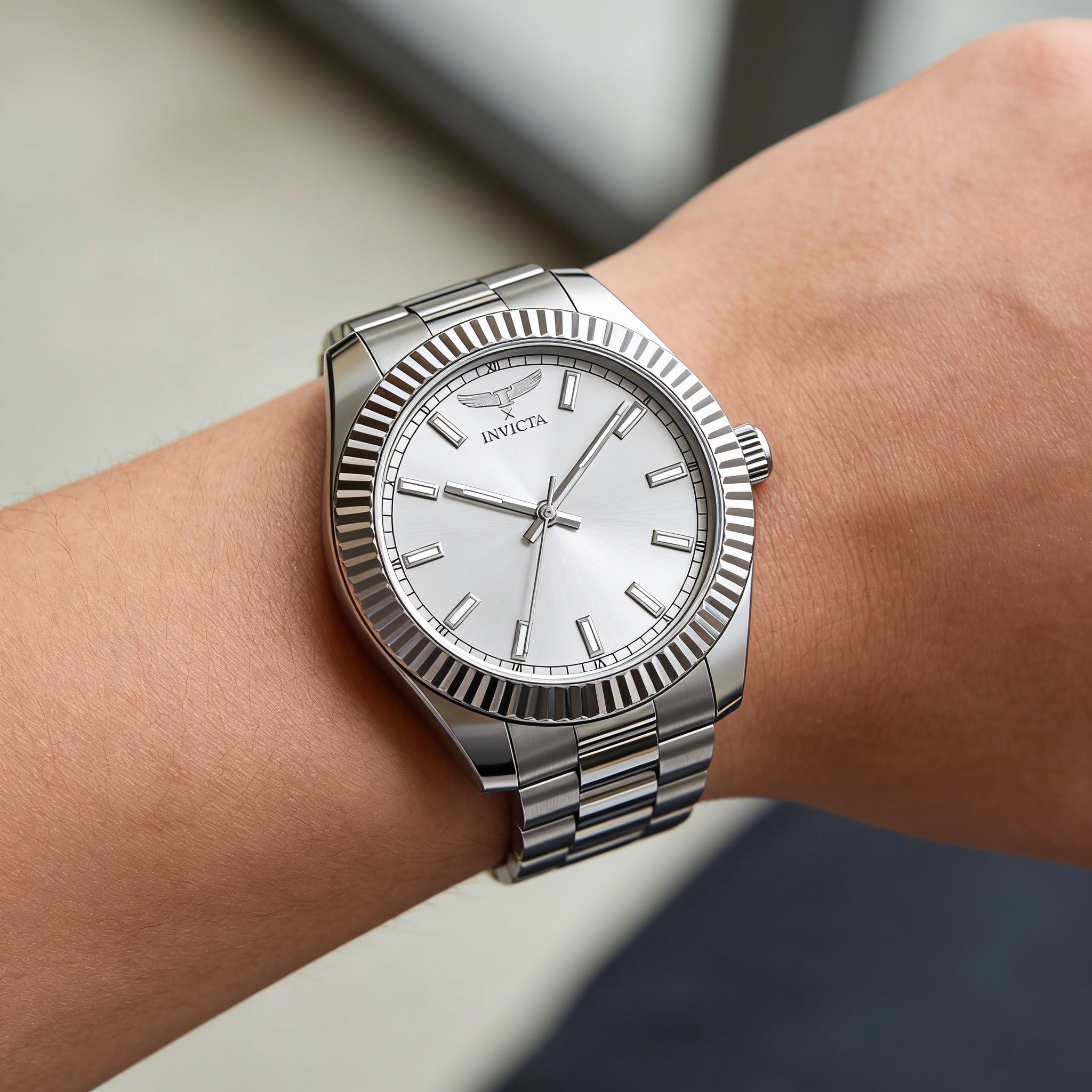 Reloj Invicta Specialty 69013 unisex de cuarzo con pulsera de acero inoxidable plateada y resistente al agua hasta 3 ATM, 40 mm, Photo 3