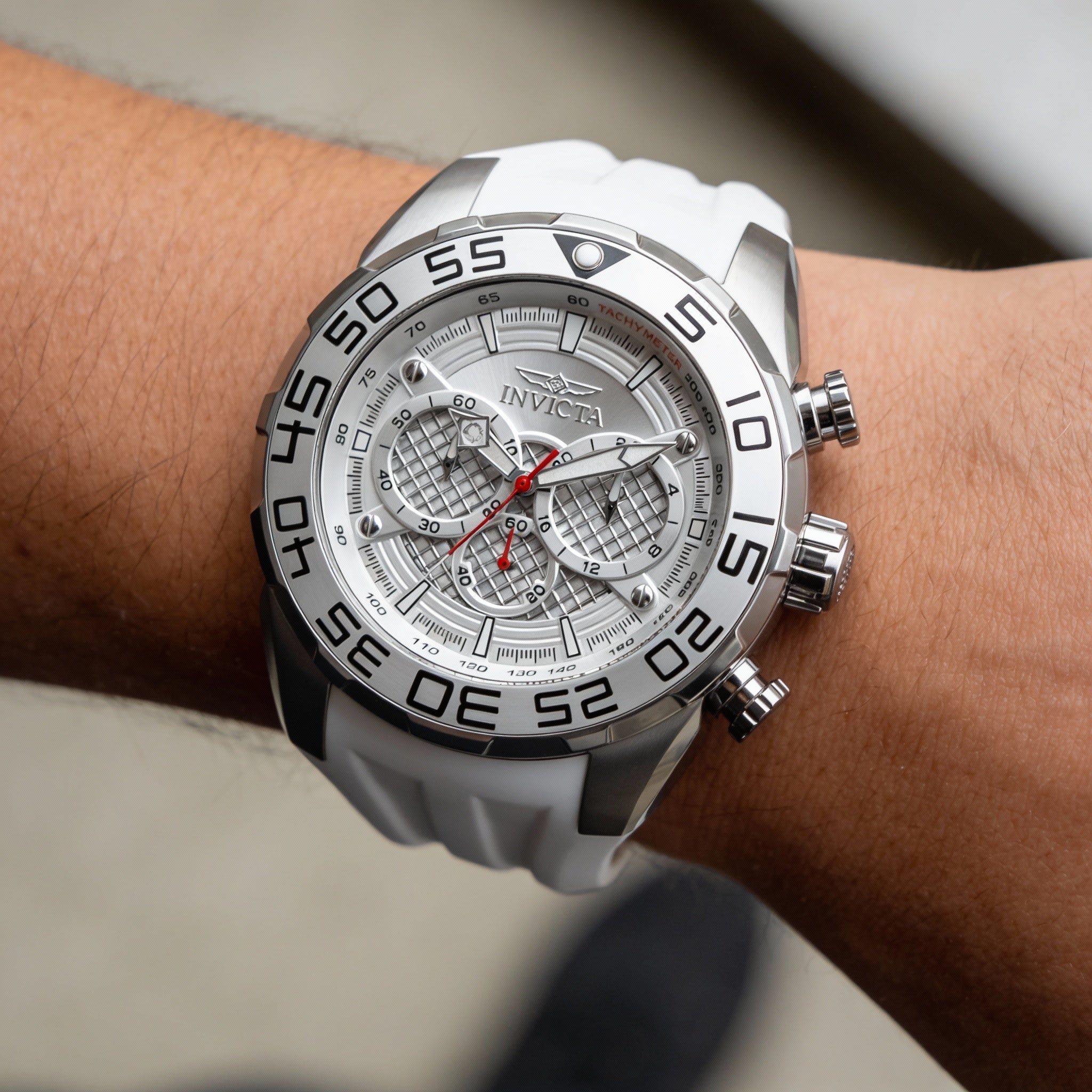Reloj cronógrafo de cuarzo Invicta Speedway para hombre, de acero inoxidable, 50 mm, esfera plateada, correa de silicona blanca y manecillas luminosas., Photo 4