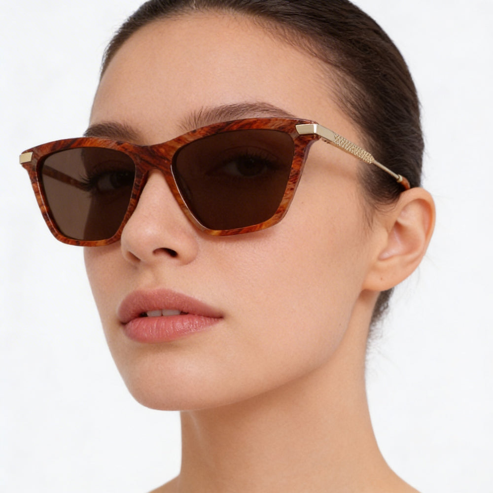 Gafas de sol modernas Victoria Beckham para mujer con montura de acetato en color ámbar y lentes de policarbonato de 57 mm.